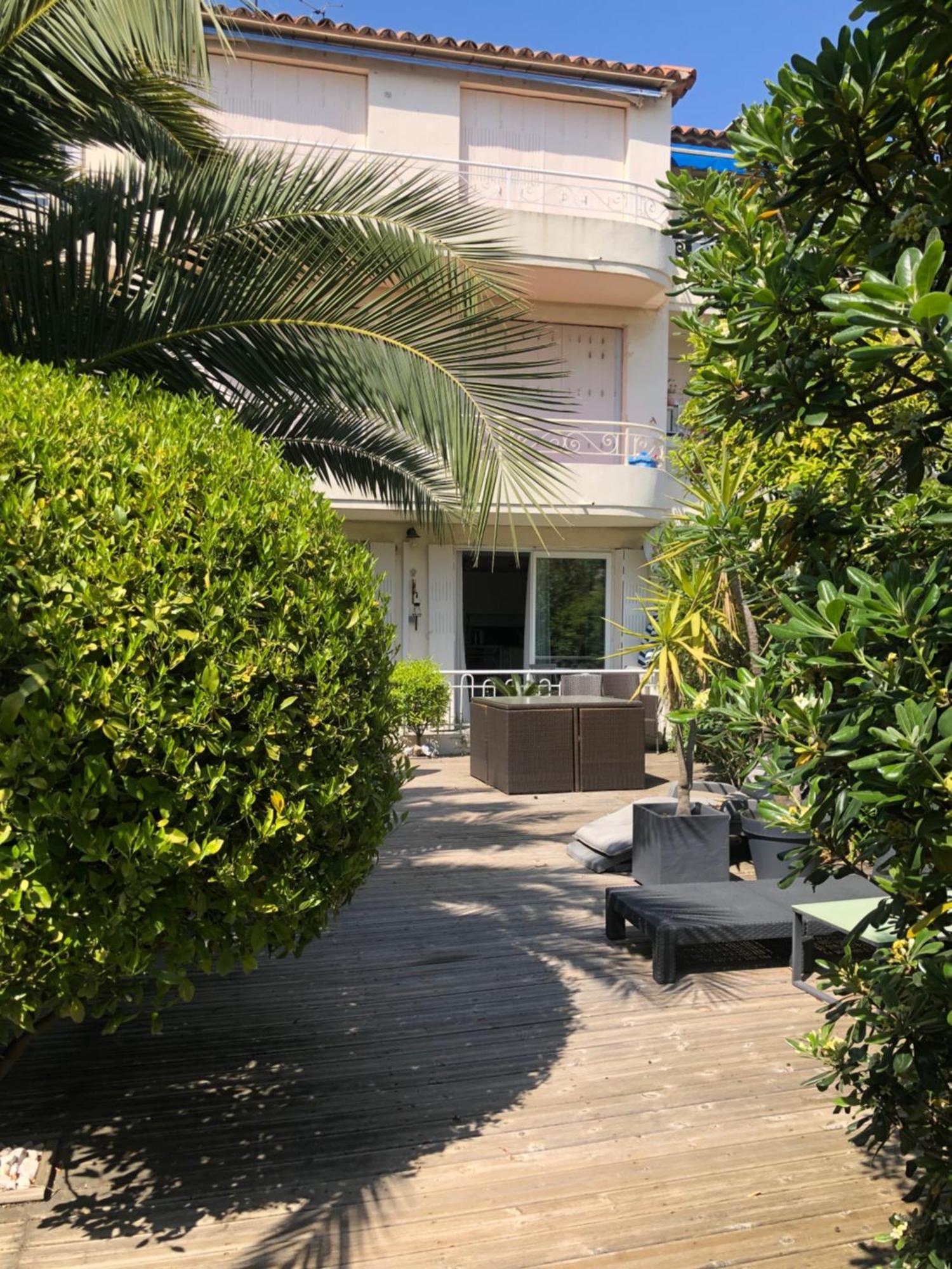 Apartment Only 60m To The Beach, 2 Bedroom Cozy Apartment, 80m2 Big Garden, Very