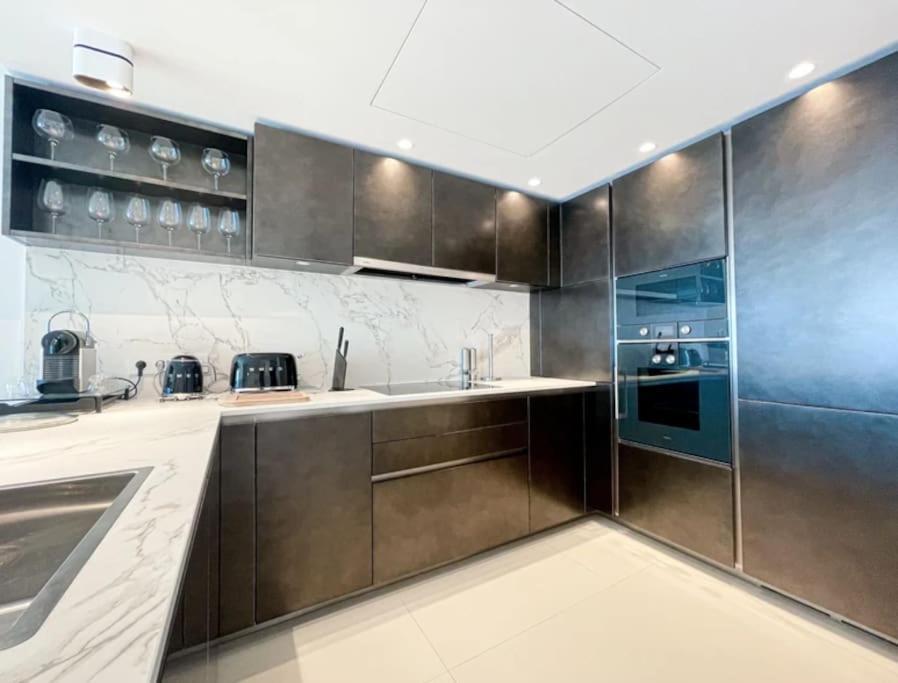 Apartment 4 - 523 *