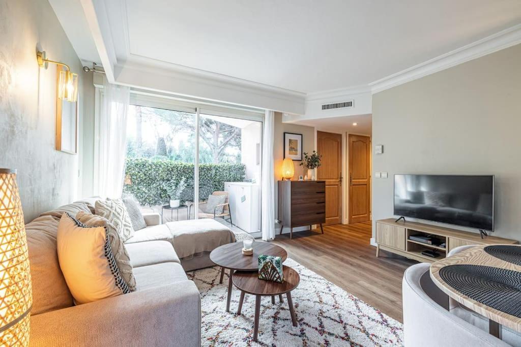 Elegant And Chic 2 Bedroom With Pool Apartment *