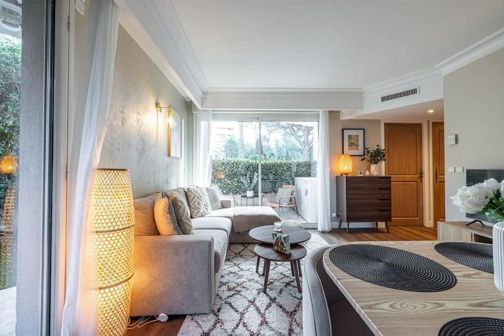 Apartment Elegant And Chic 2 Bedroom With Pool