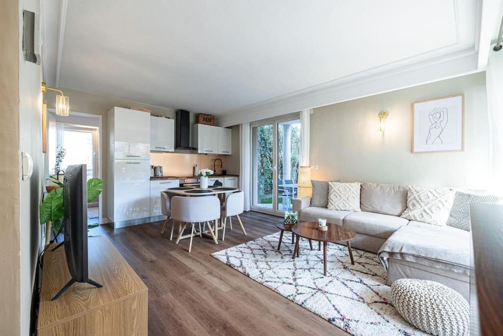 Elegant And Chic 2 Bedroom With Pool Apartment