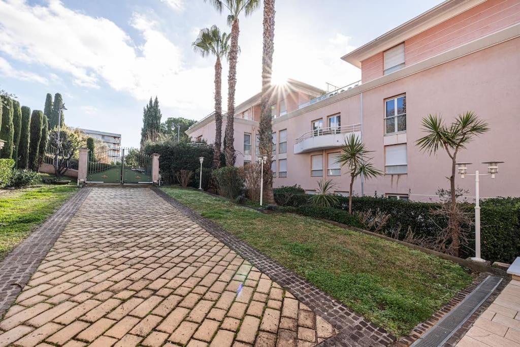 Elegant And Chic 2 Bedroom With Pool Apartment