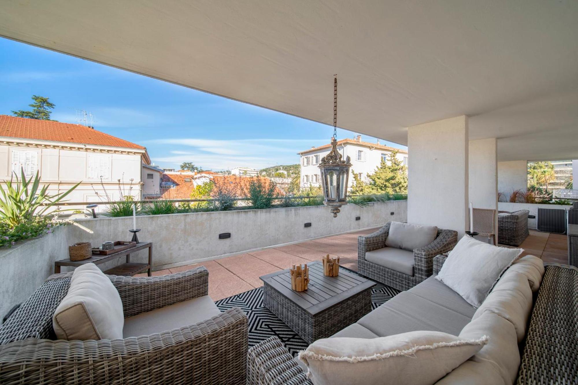 Luxury - Pretty 3 Bedroom To Rent With 50m Terrace *