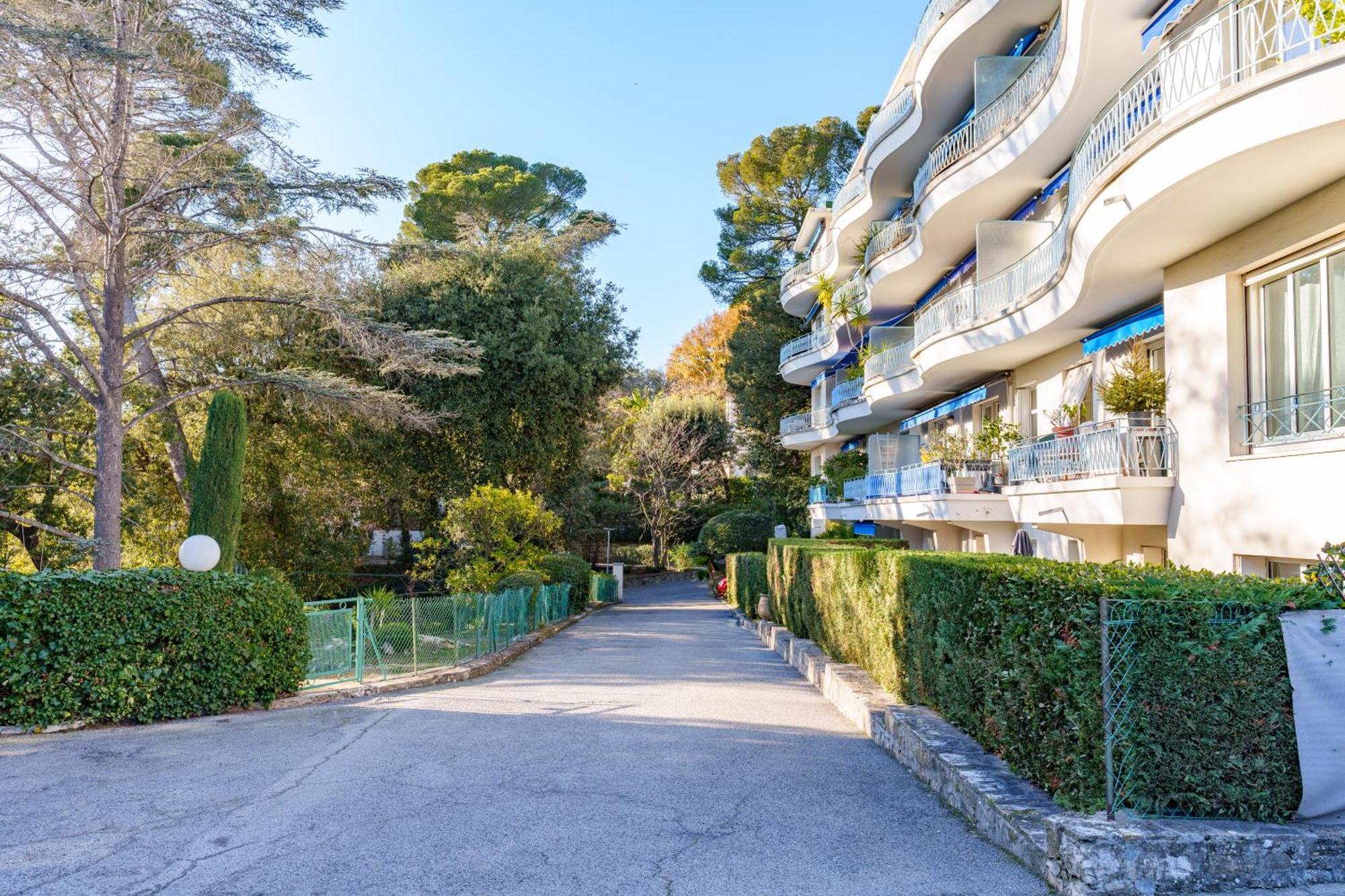 Isola Bella Centre