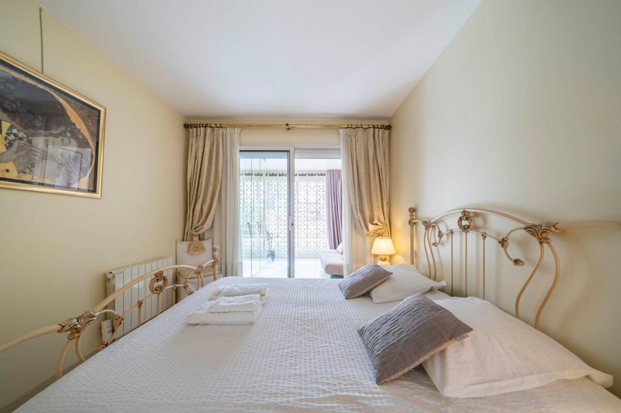 Apartment Beautiful One Bedroom Two Minute Walk To Carlton *