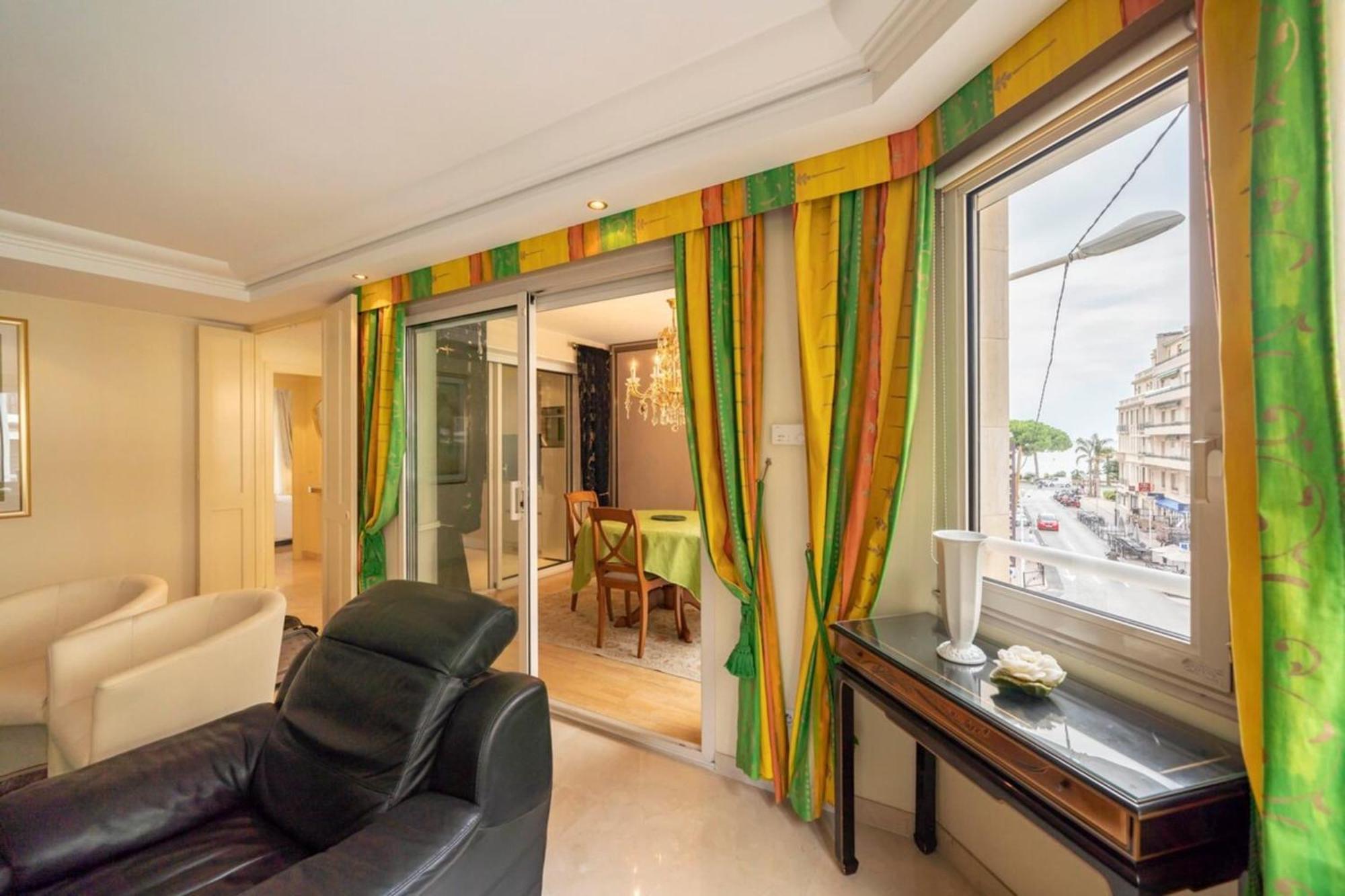 Beautiful One Bedroom Two Minute Walk To Carlton