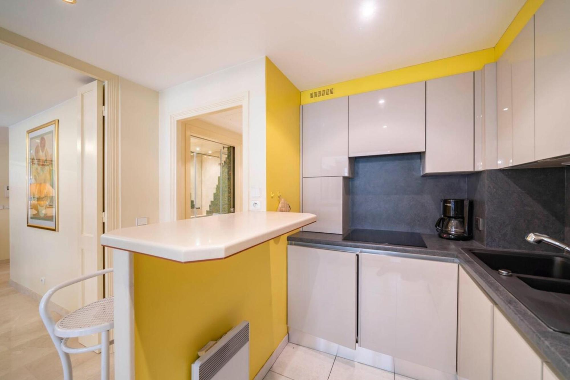 Beautiful One Bedroom Two Minute Walk To Carlton Apartment *
