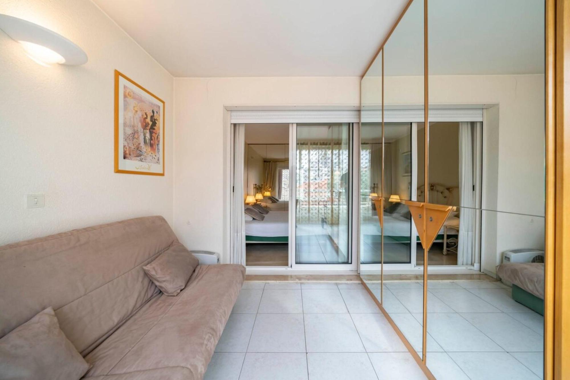 Apartment Beautiful One Bedroom Two Minute Walk To Carlton