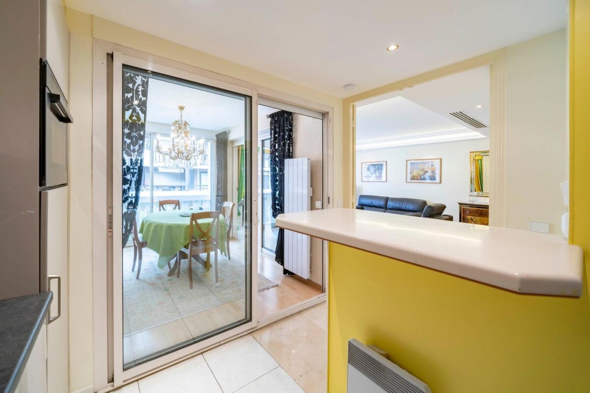 Beautiful One Bedroom Two Minute Walk To Carlton Apartment