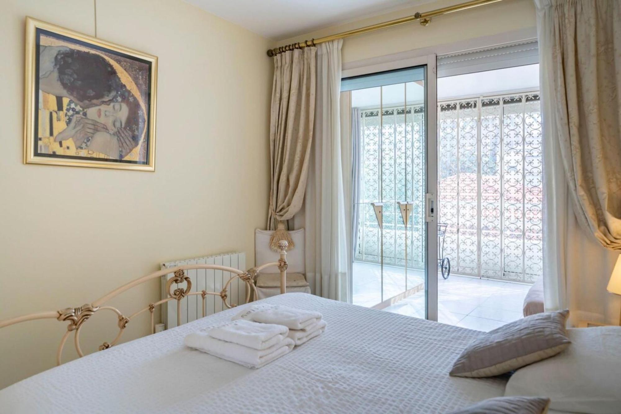 Apartment Beautiful One Bedroom Two Minute Walk To Carlton *