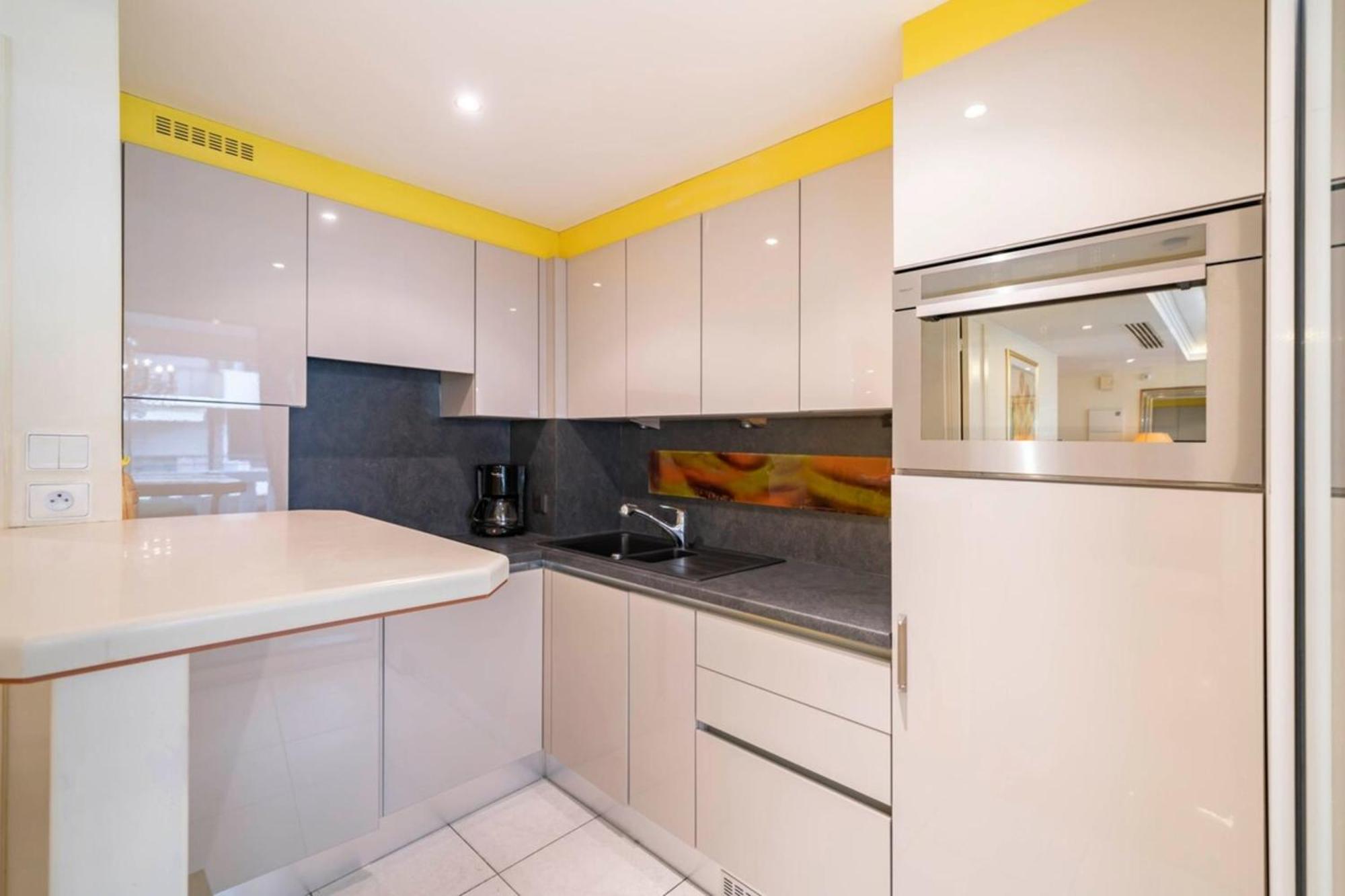 Beautiful One Bedroom Two Minute Walk To Carlton