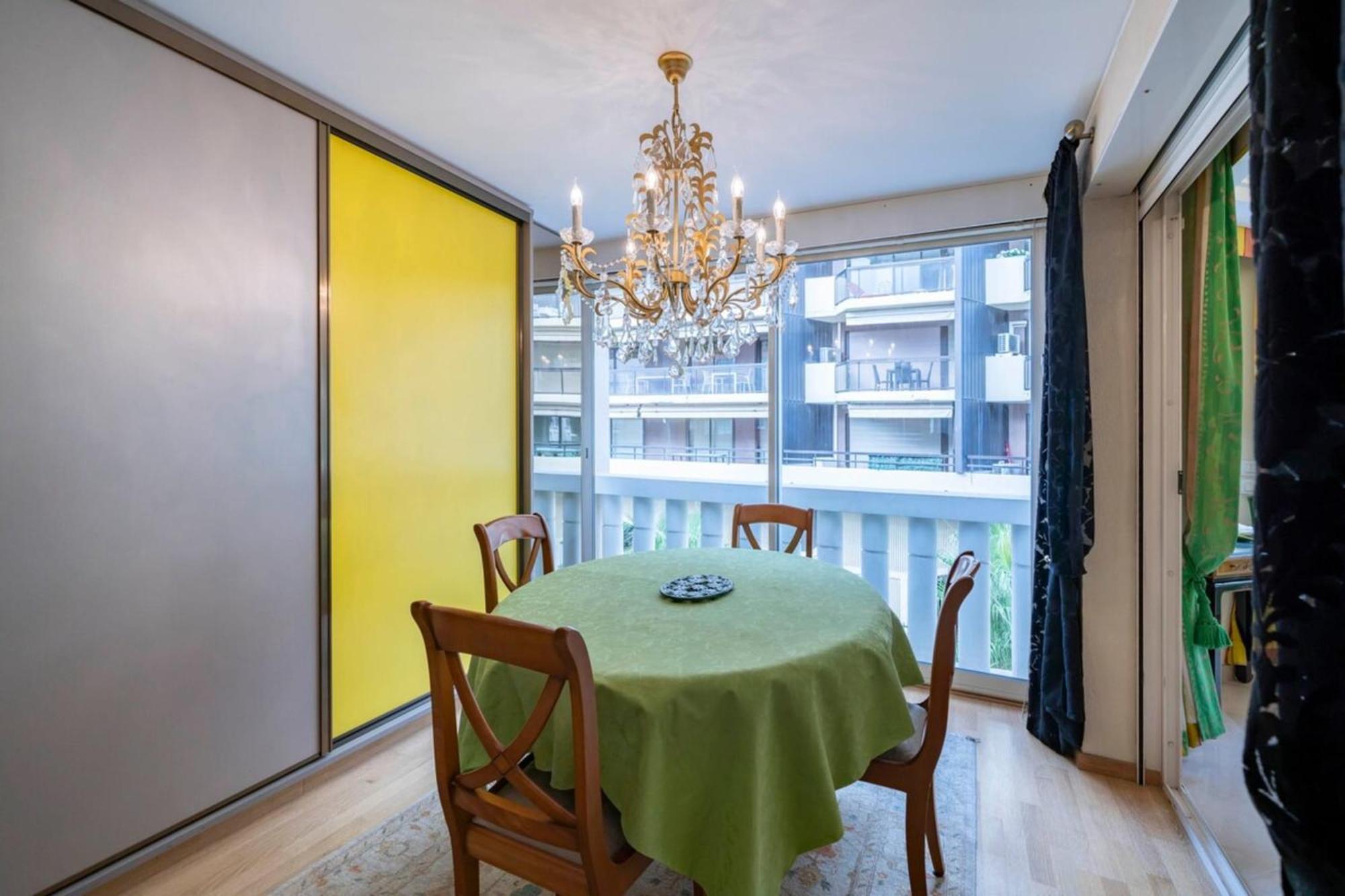 Beautiful One Bedroom Two Minute Walk To Carlton