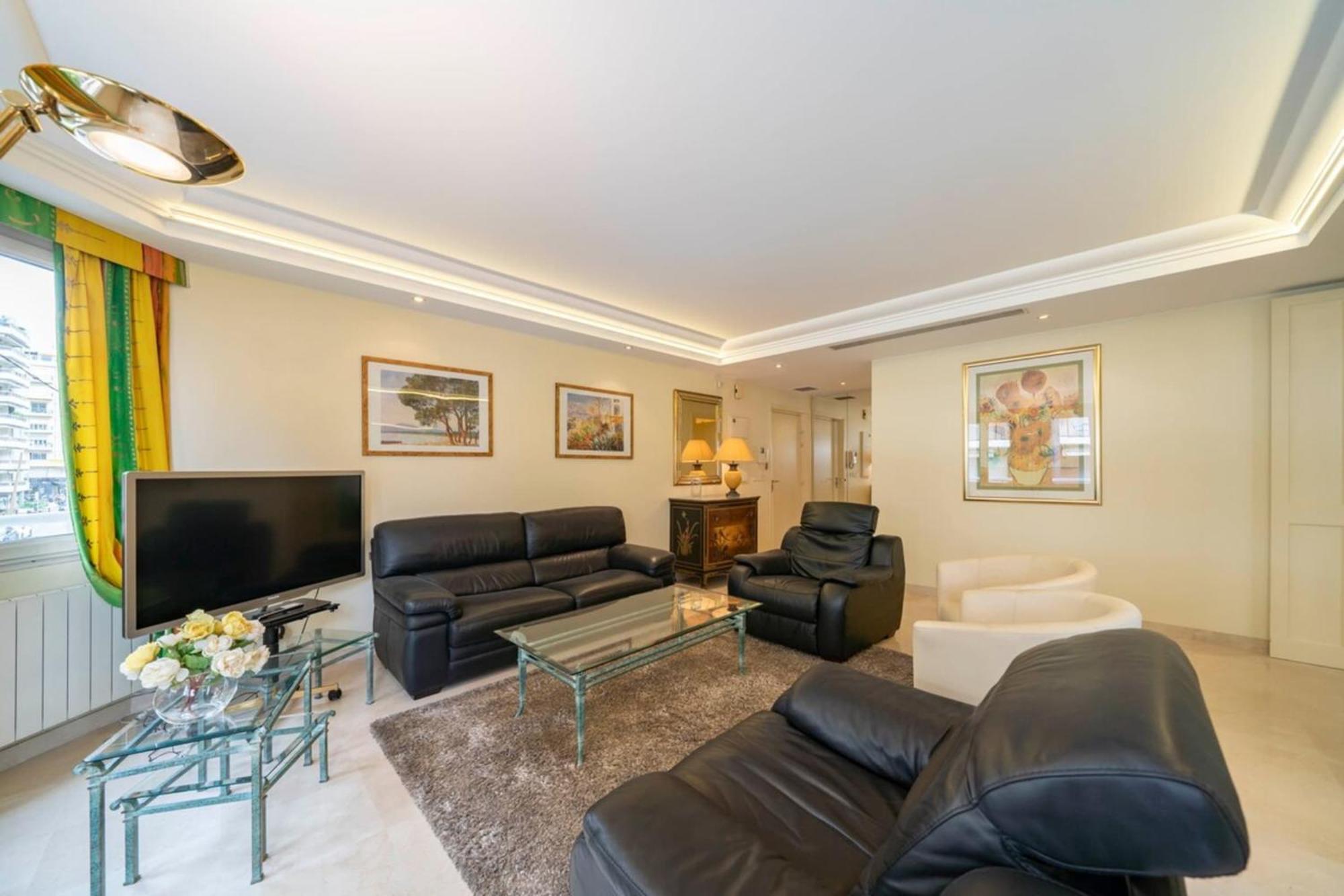 Beautiful One Bedroom Two Minute Walk To Carlton Apartment