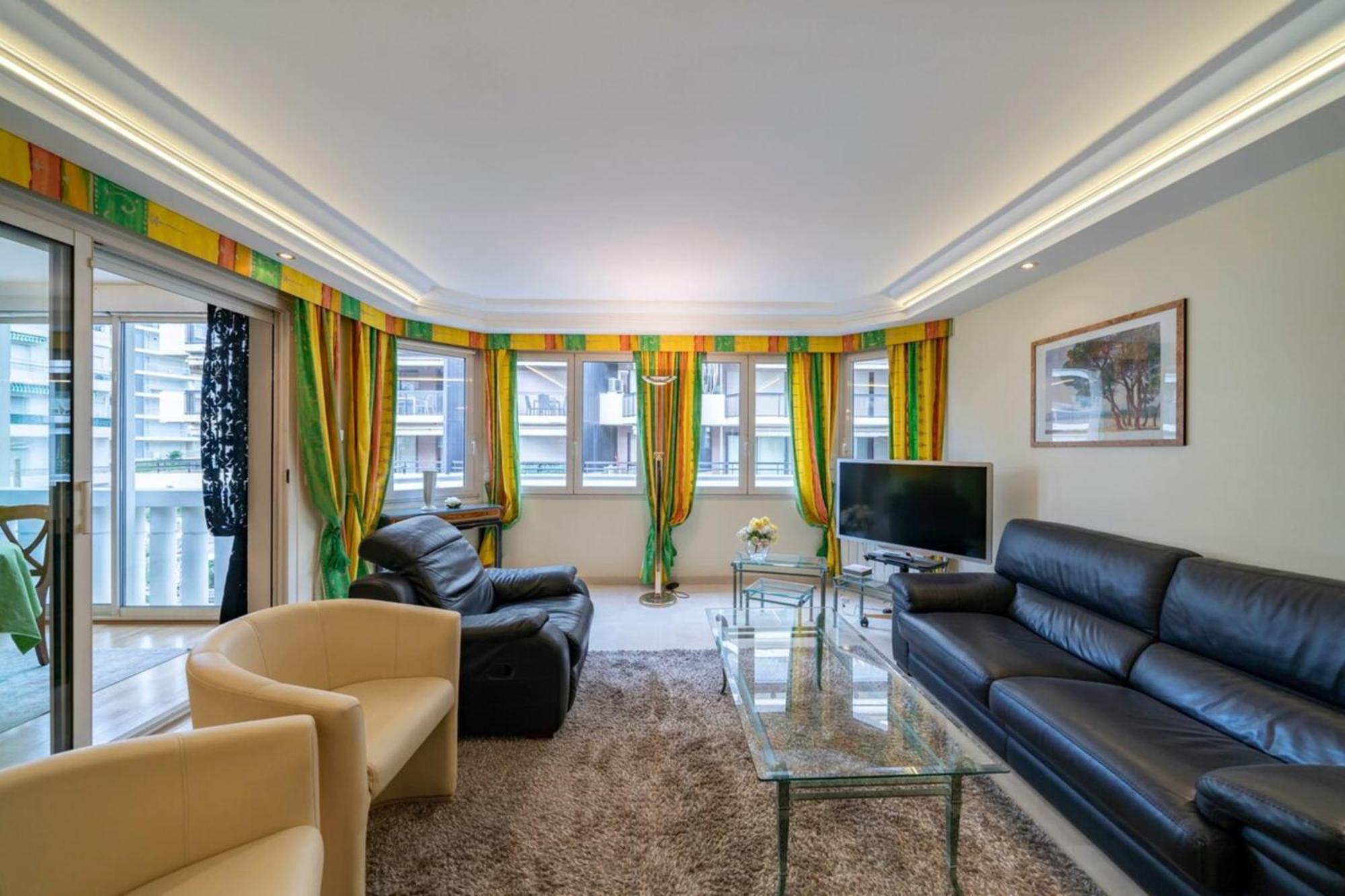 Apartment Beautiful One Bedroom Two Minute Walk To Carlton *