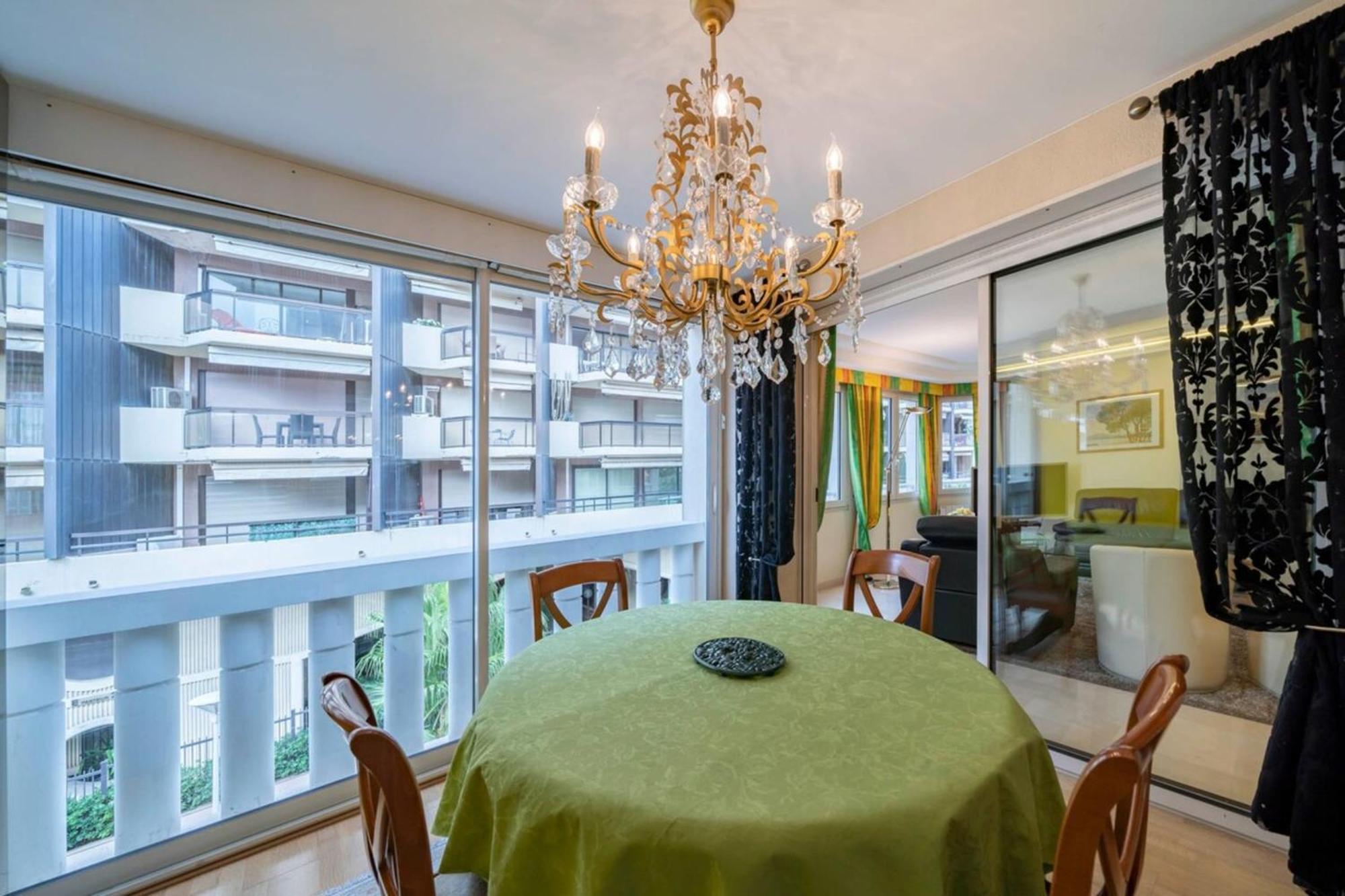 Apartment Beautiful One Bedroom Two Minute Walk To Carlton