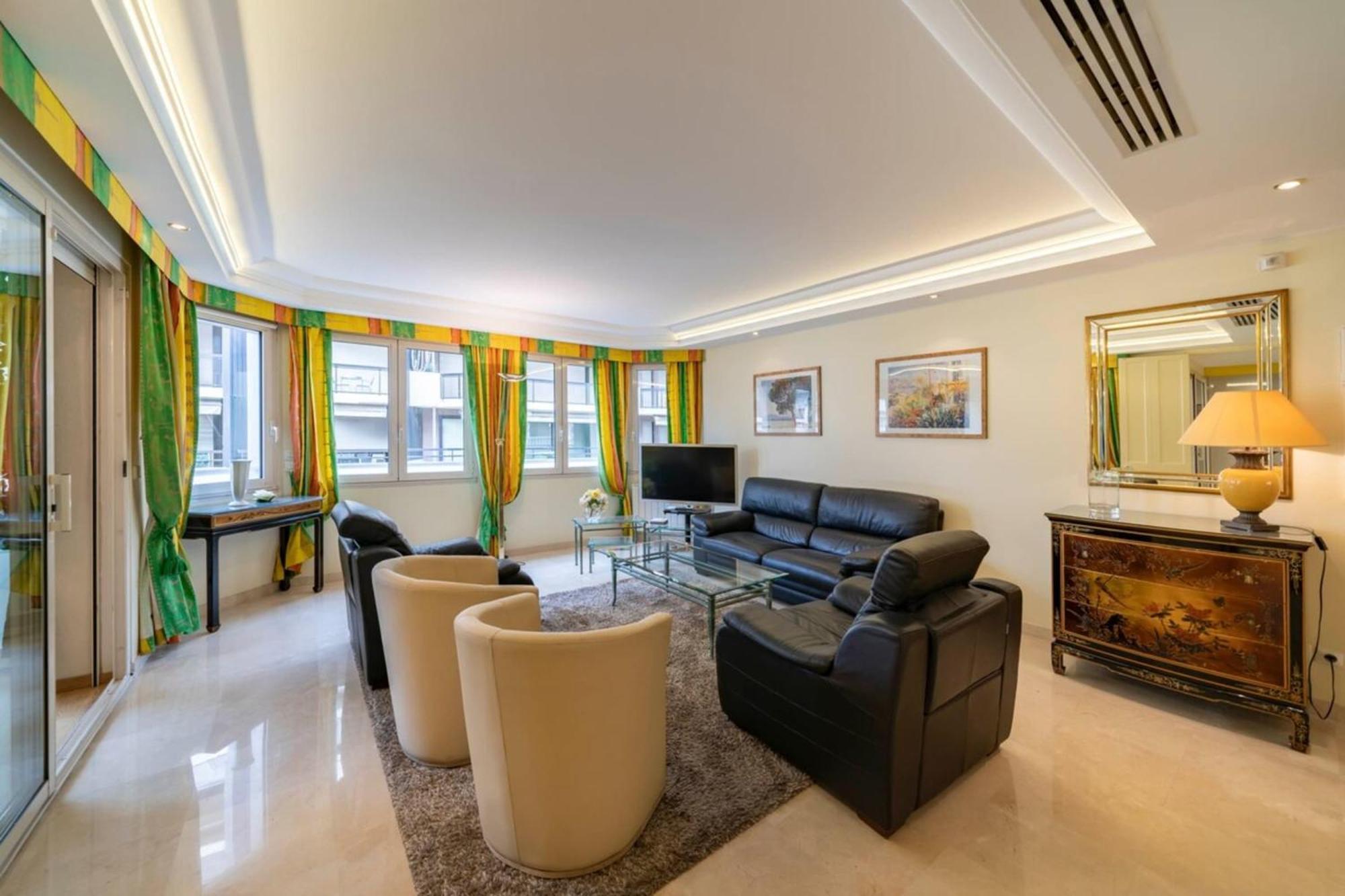 Beautiful One Bedroom Two Minute Walk To Carlton