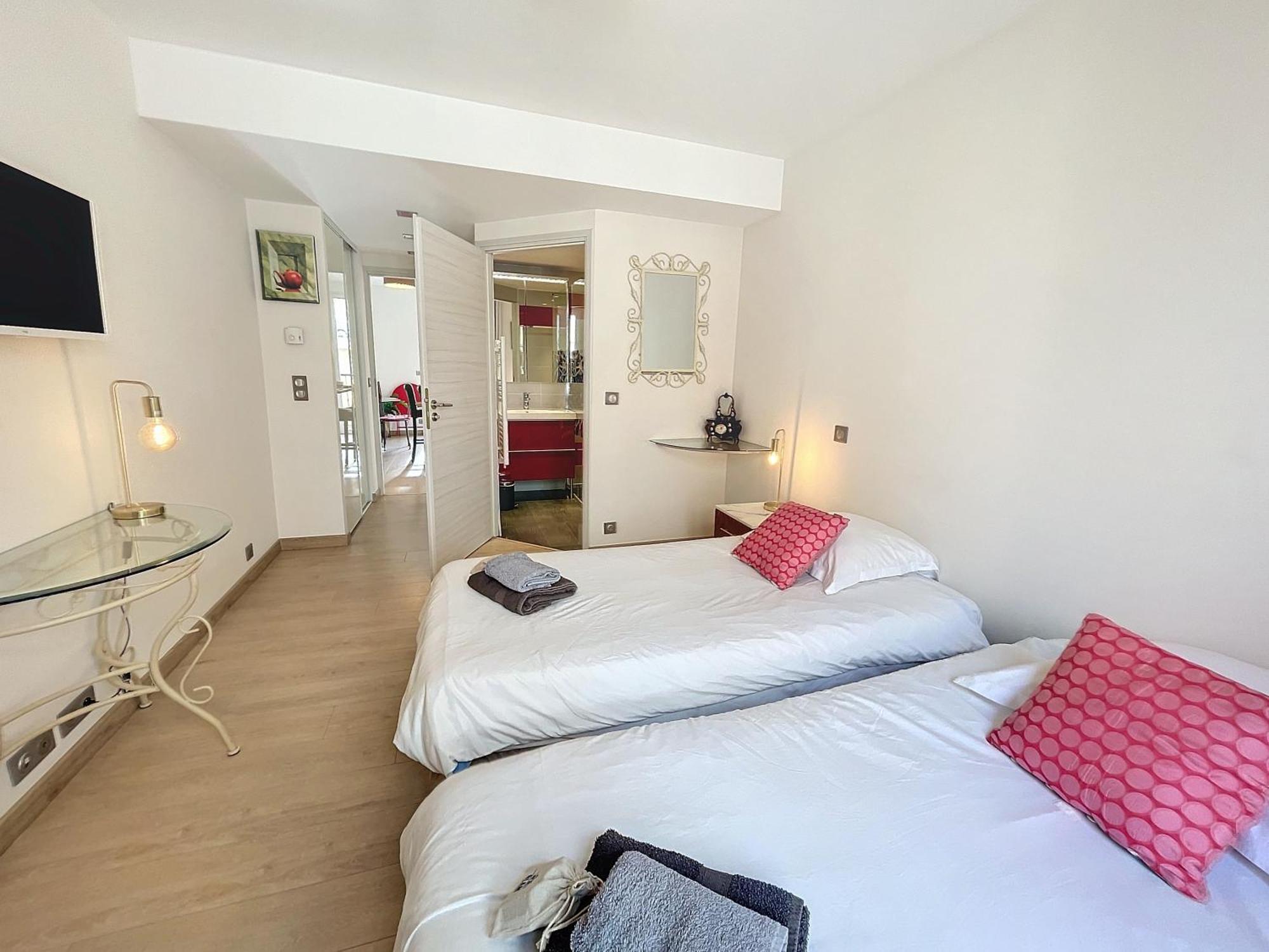 Mezzanine Balcony: Family Haven * Cannes