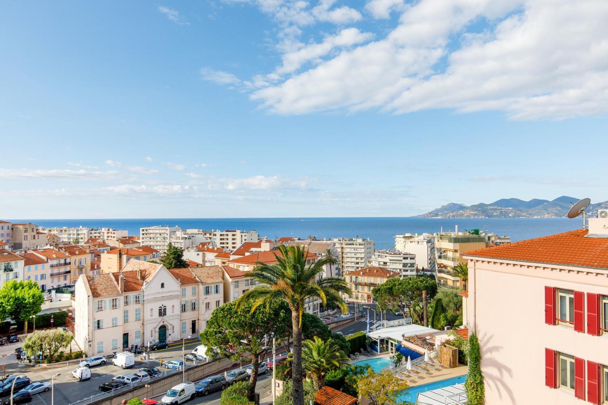 Gabriel Yourhosthelper * Cannes