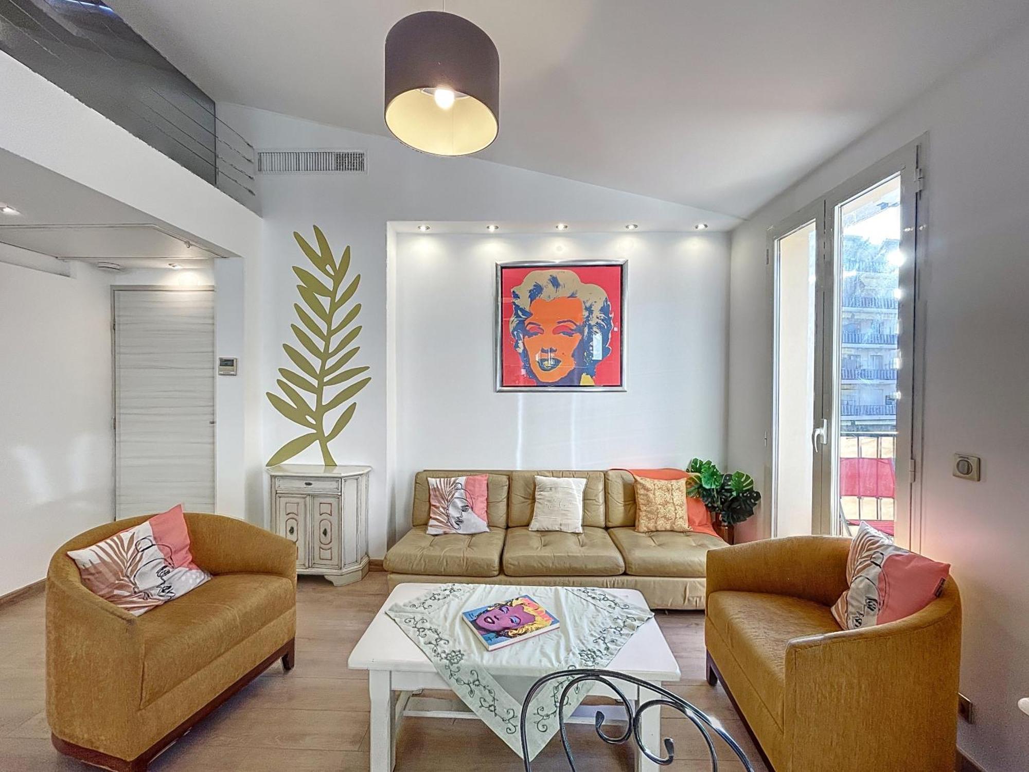 Mezzanine Balcony: Family Haven *