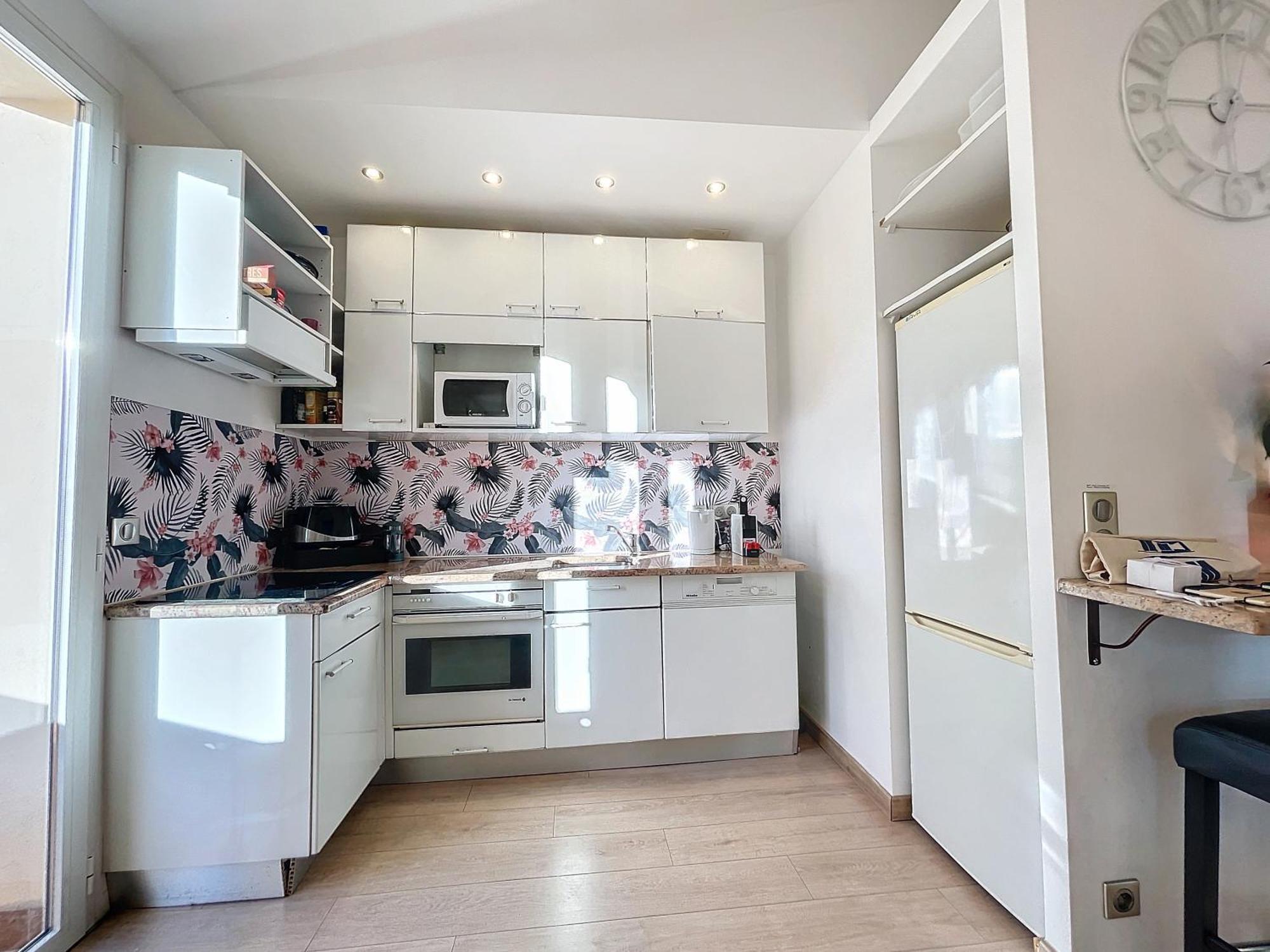 Apartment Mezzanine Balcony: Family Haven *