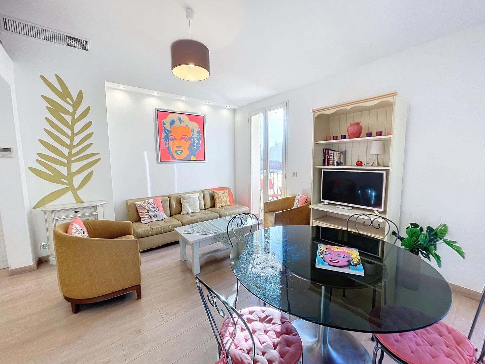 Mezzanine Balcony: Family Haven * Cannes