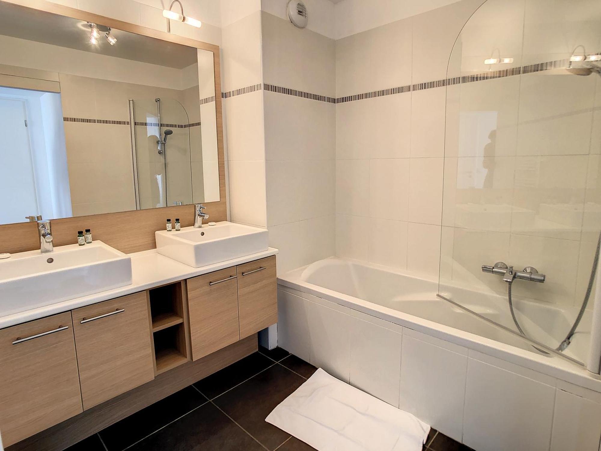 3 Bedrooms, 3 Bathrooms Lecerf 411 * Cannes