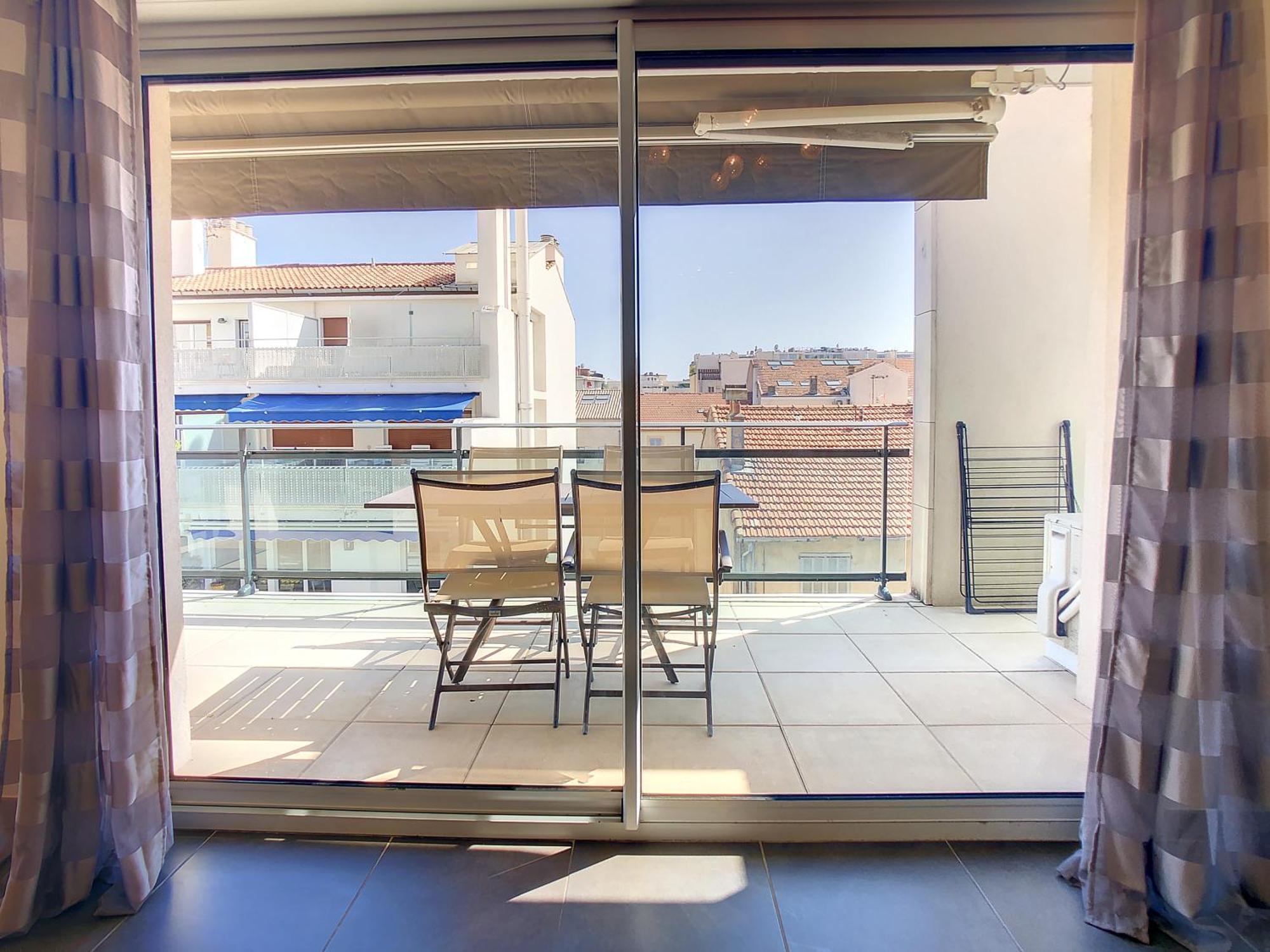 3 Bedrooms, 3 Bathrooms Lecerf 411 Apartment
