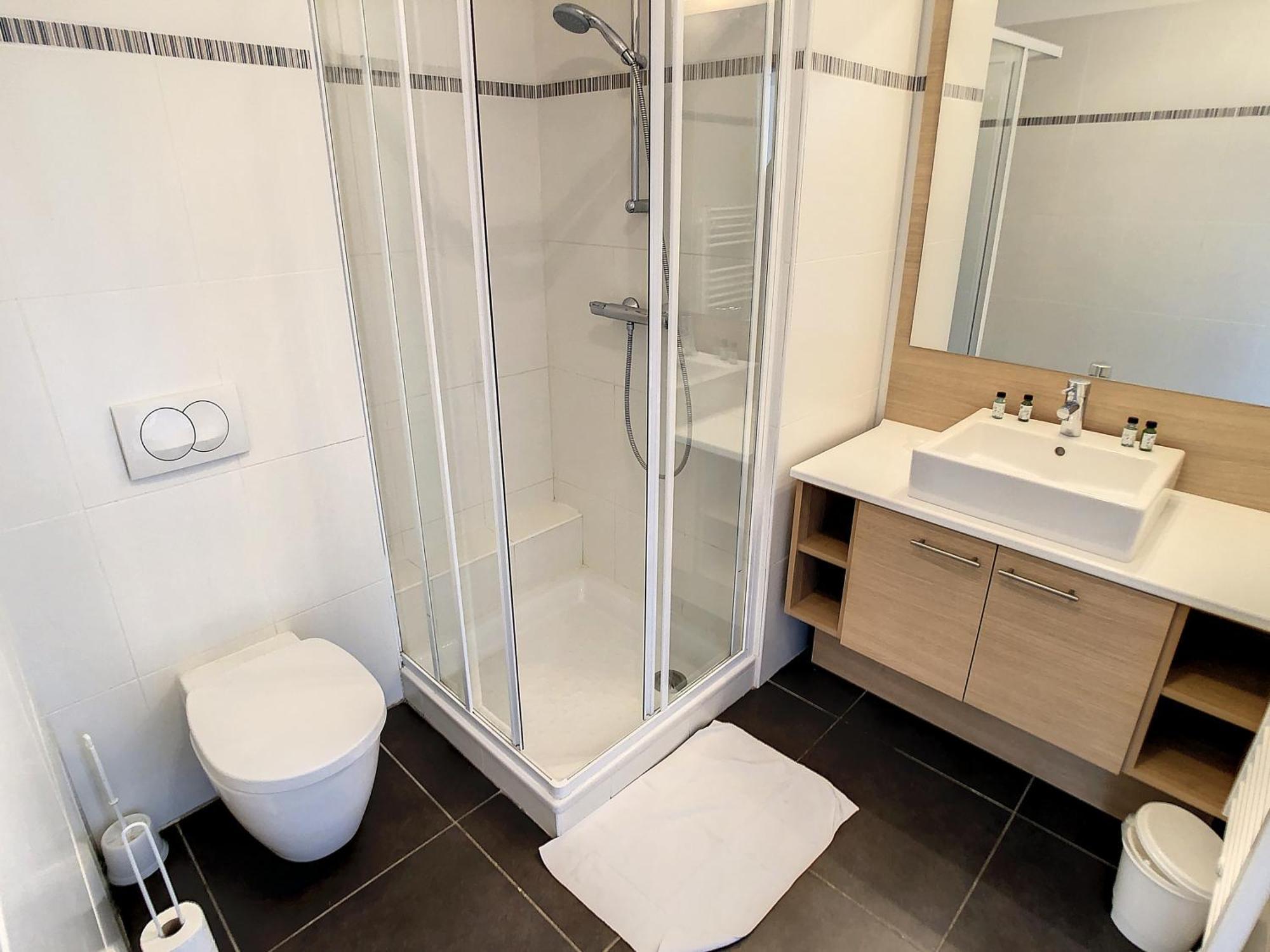 3 Bedrooms, 3 Bathrooms Lecerf 411