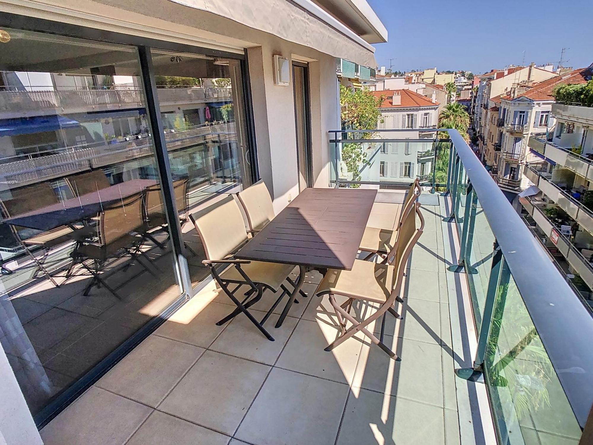 3 Bedrooms, 3 Bathrooms Lecerf 411 Apartment *
