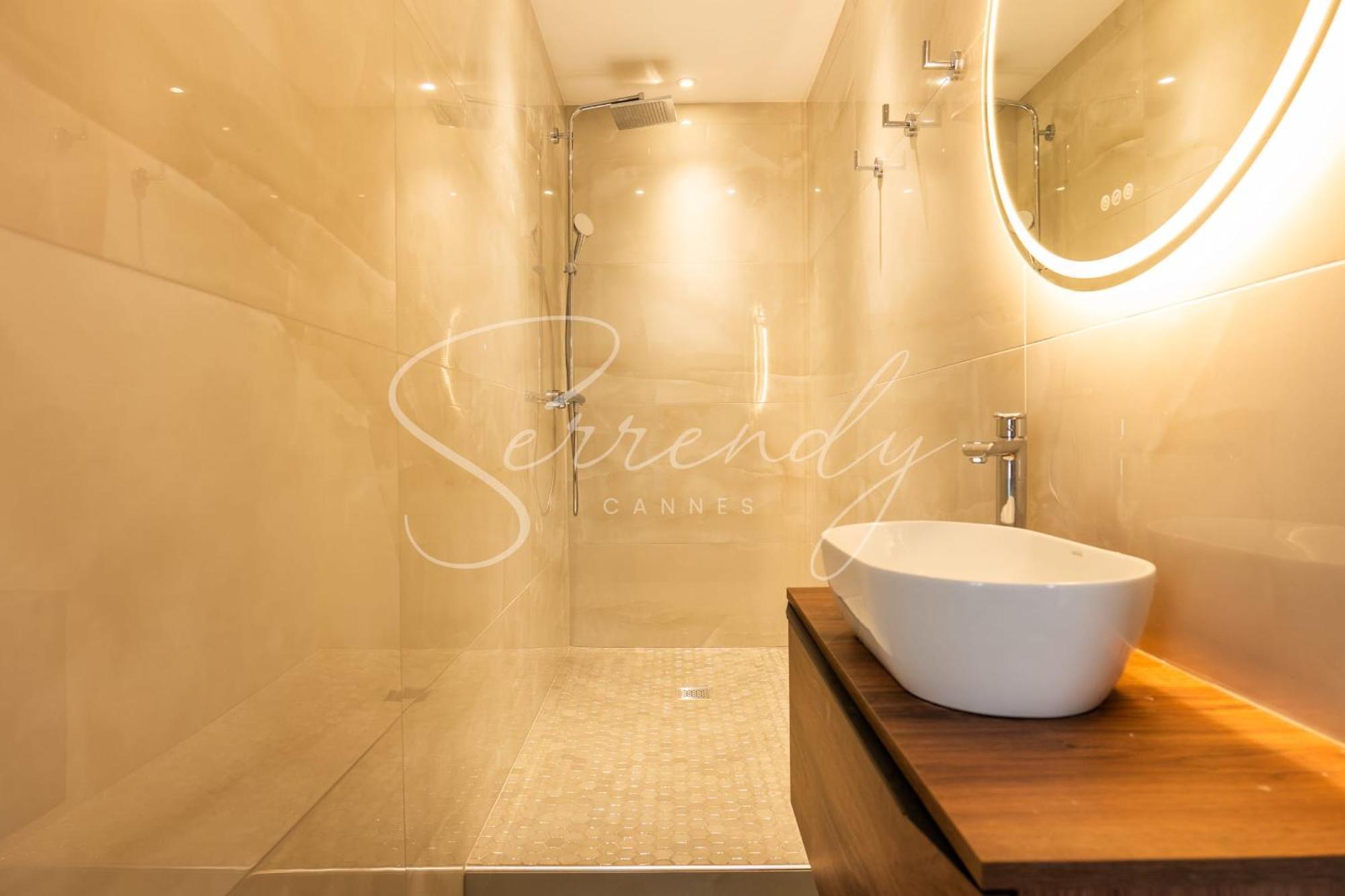 Stylish 1-bedroom Near Beaches & Croisette Apartment *