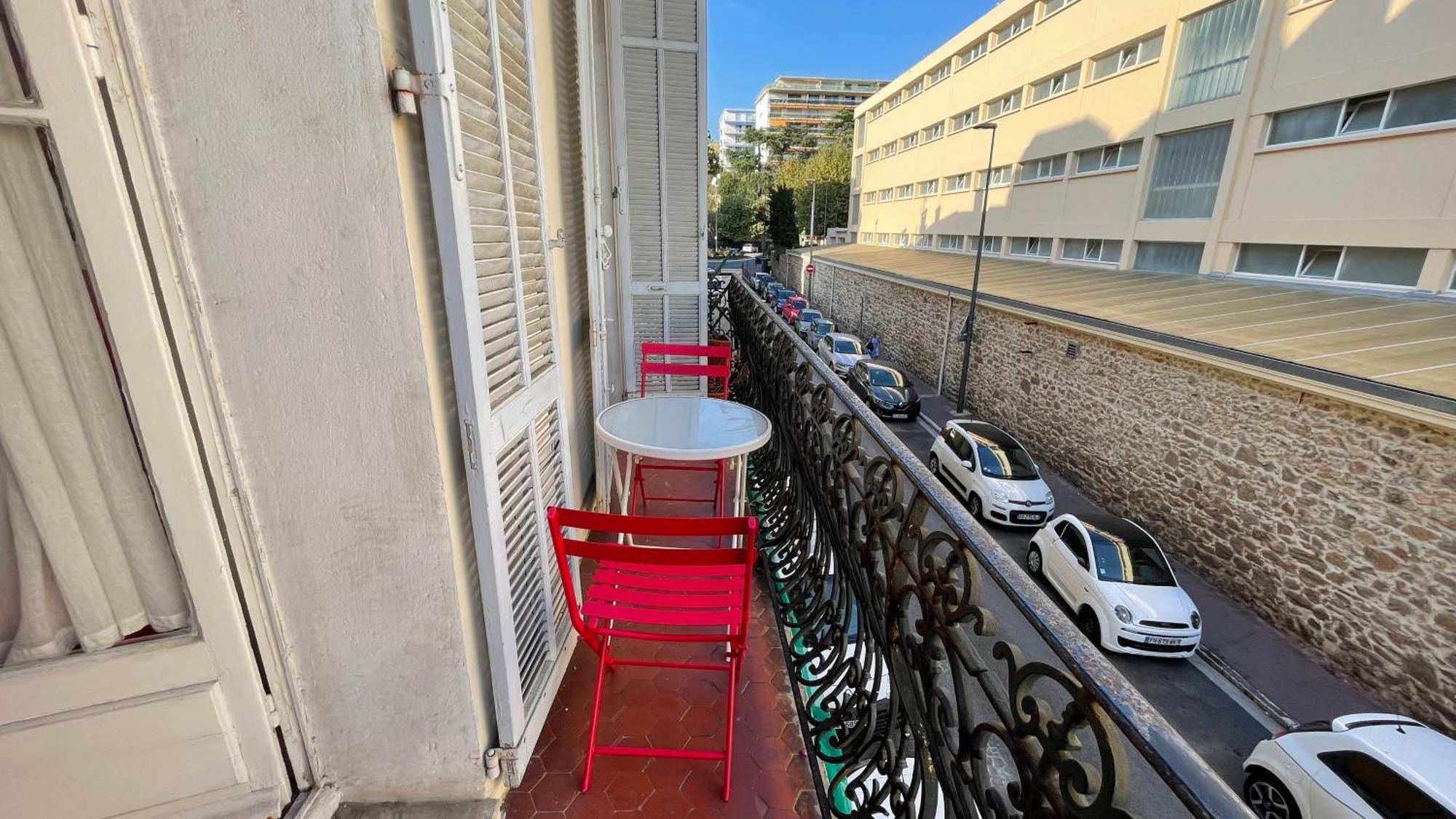 Large 2-room - Wifi, Air Conditioning Apartment *