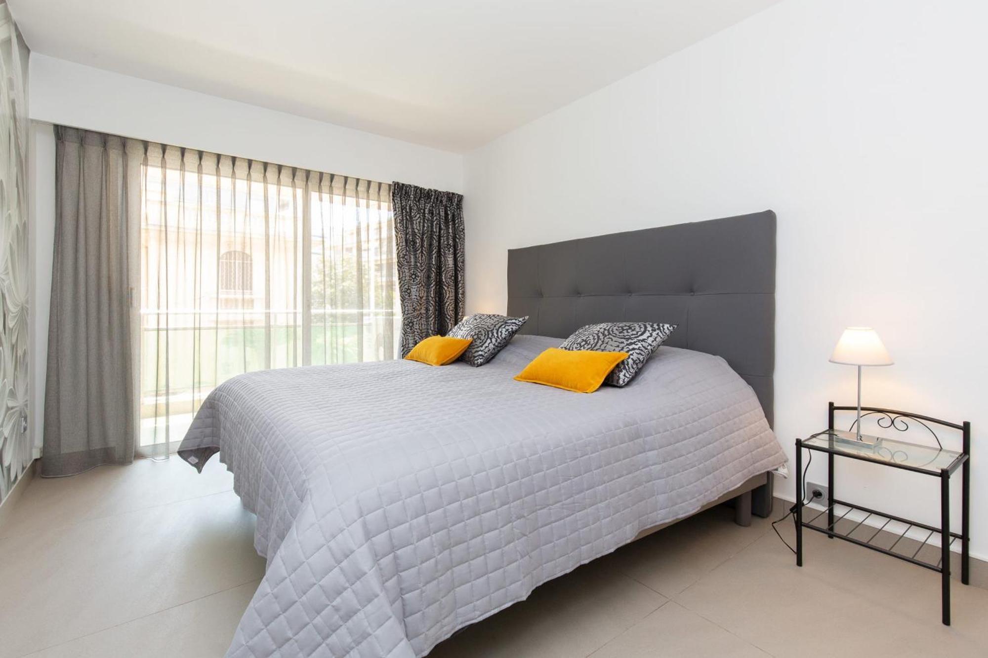 2-br 2 Minutes From The Parking Apartment *