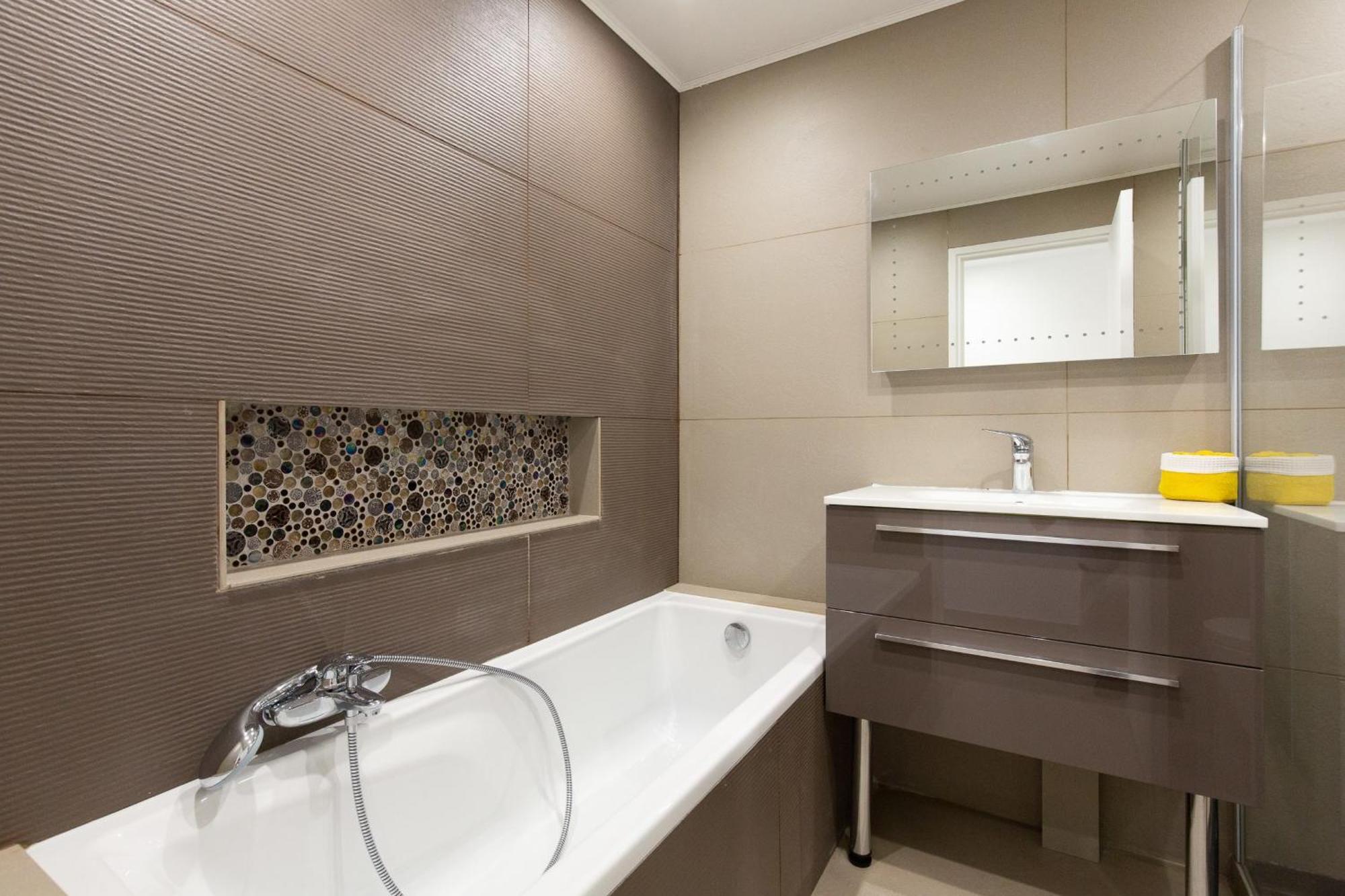 2-br 2 Minutes From The Parking Apartment