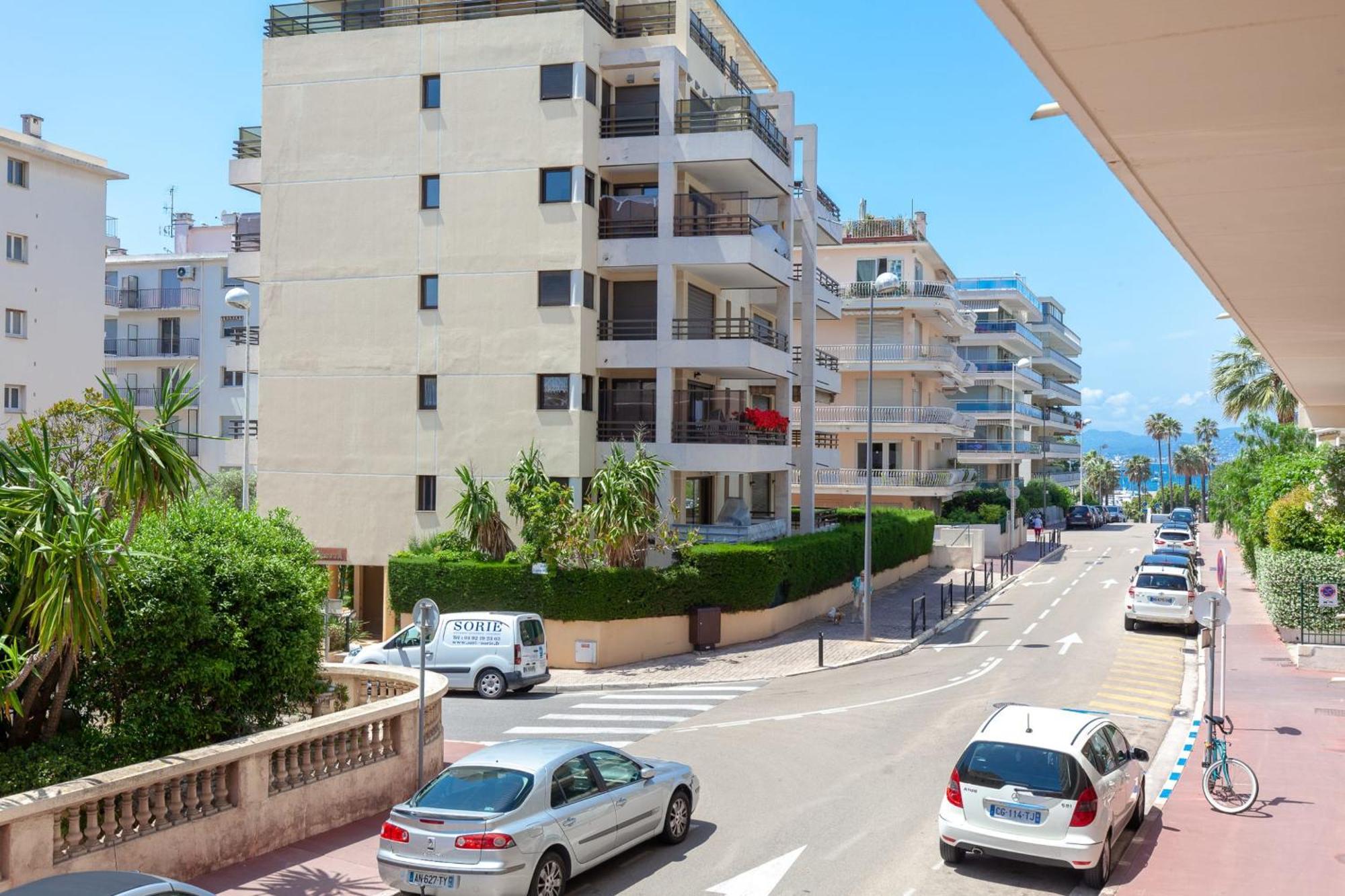 2-br 2 Minutes From The Parking Apartment *