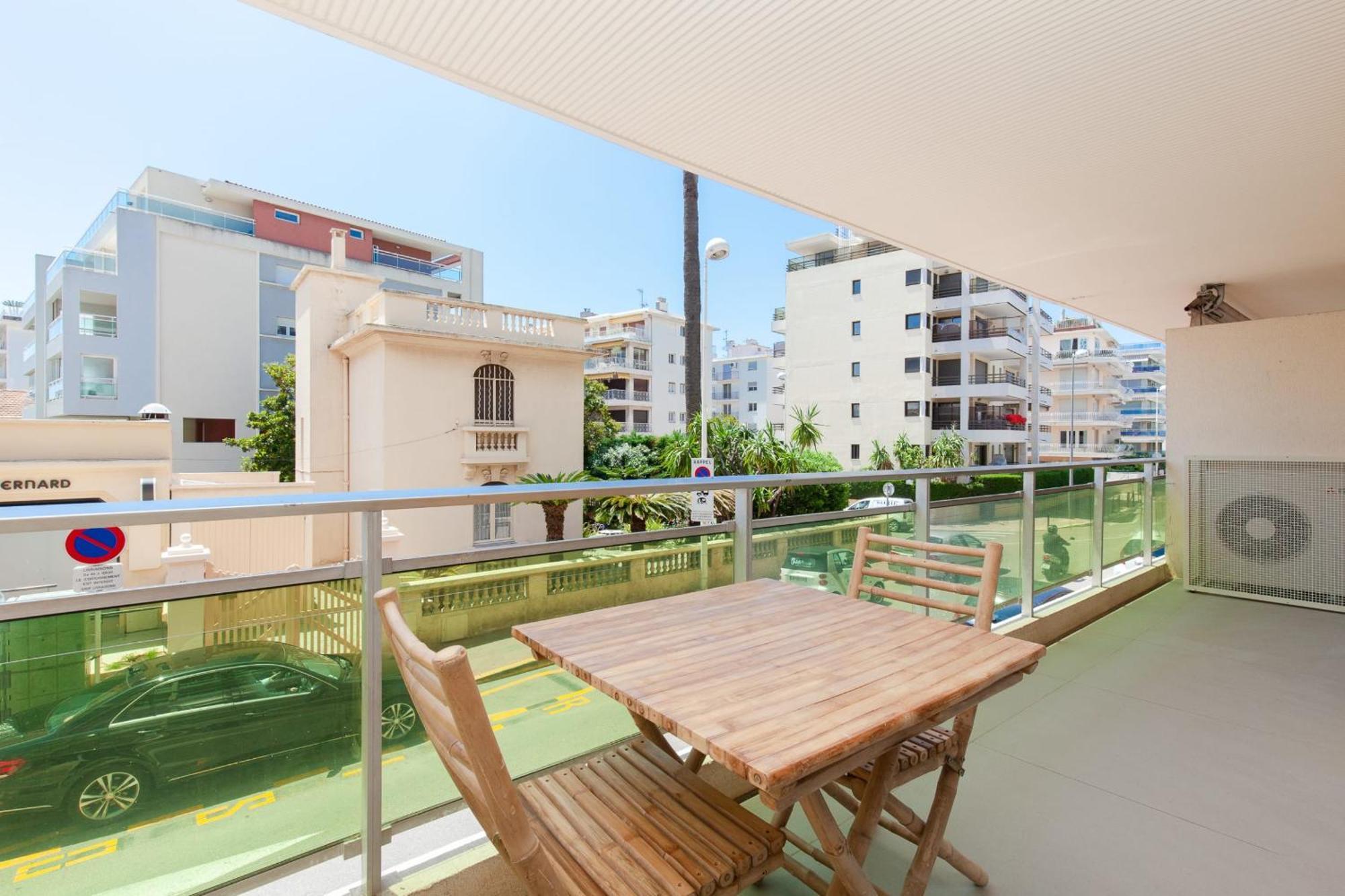2-br 2 Minutes From The Parking Apartment