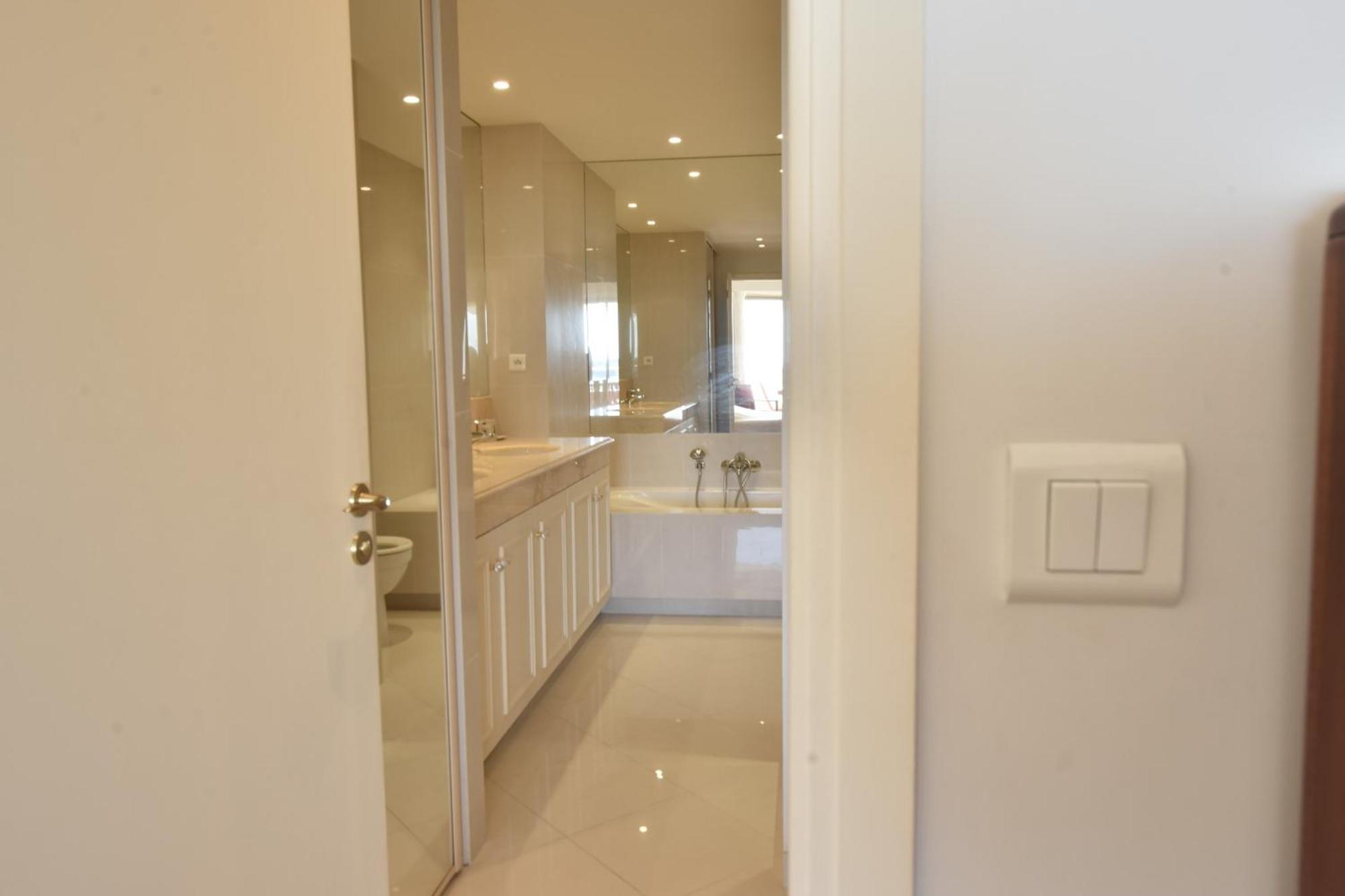 Close To Downtown Swimming Pool And Sea View Apartment