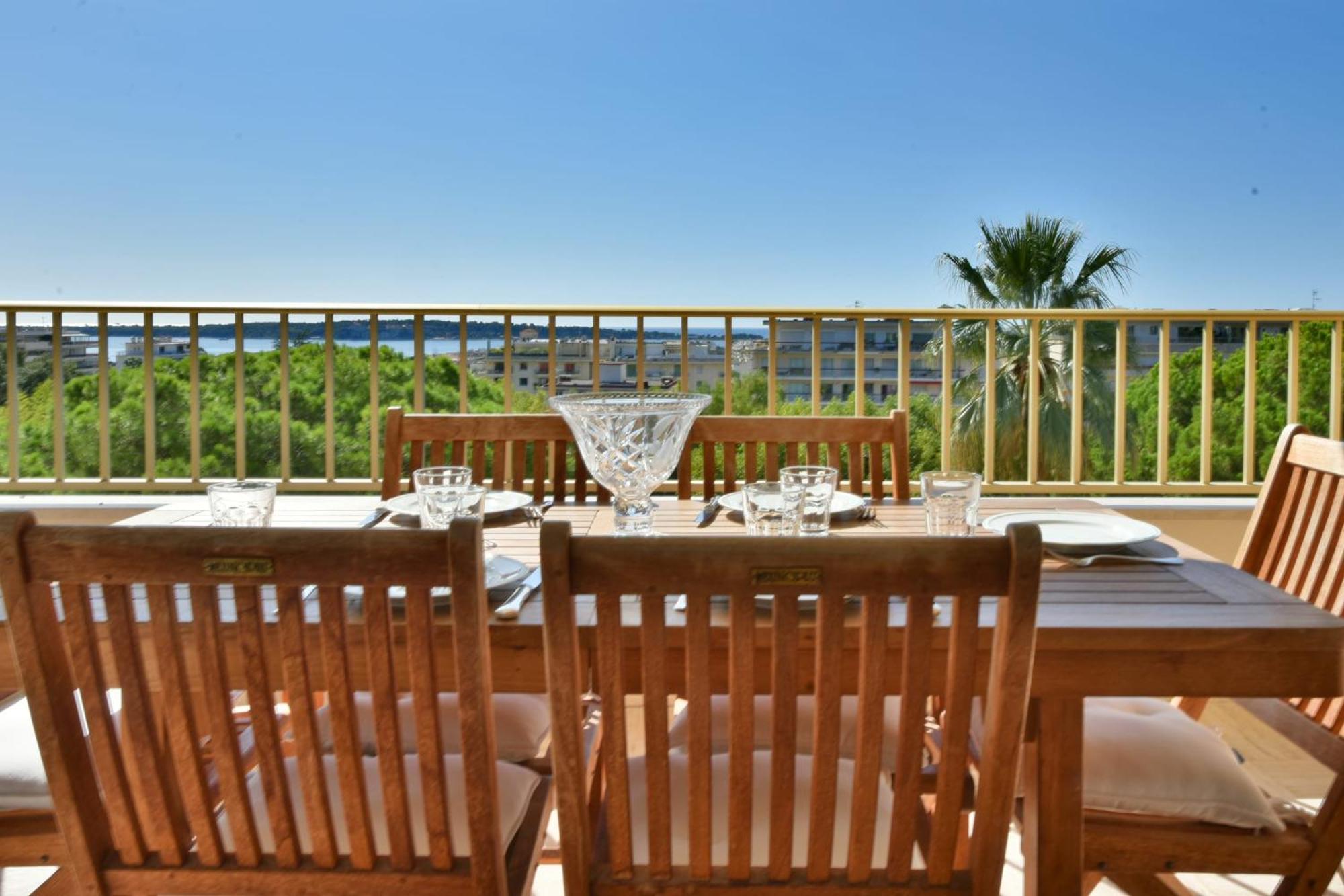Close To Downtown Swimming Pool And Sea View Apartment *