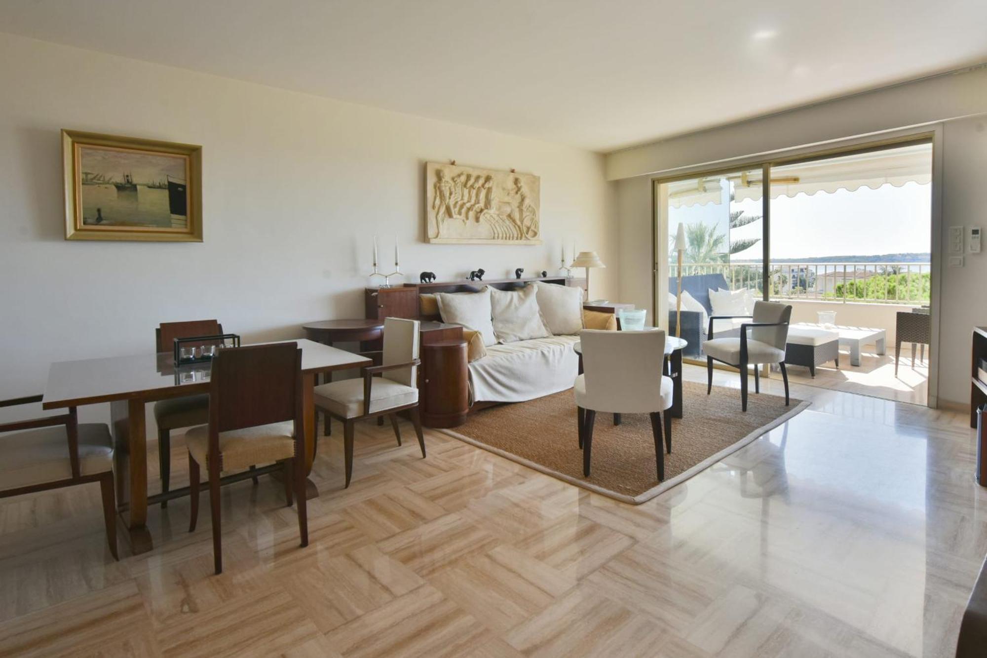 Apartment Close To Downtown Swimming Pool And Sea View