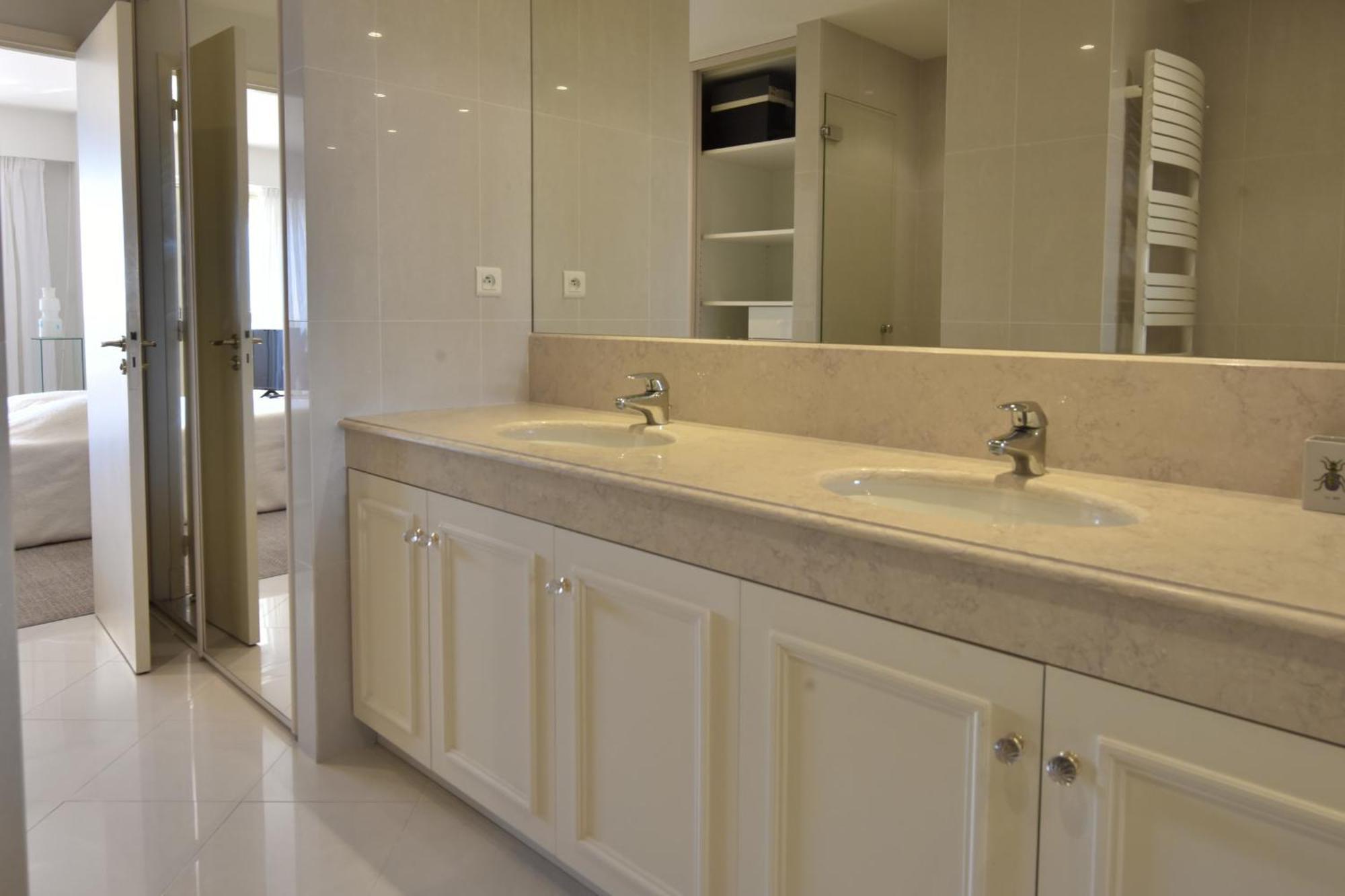 Apartment Close To Downtown Swimming Pool And Sea View