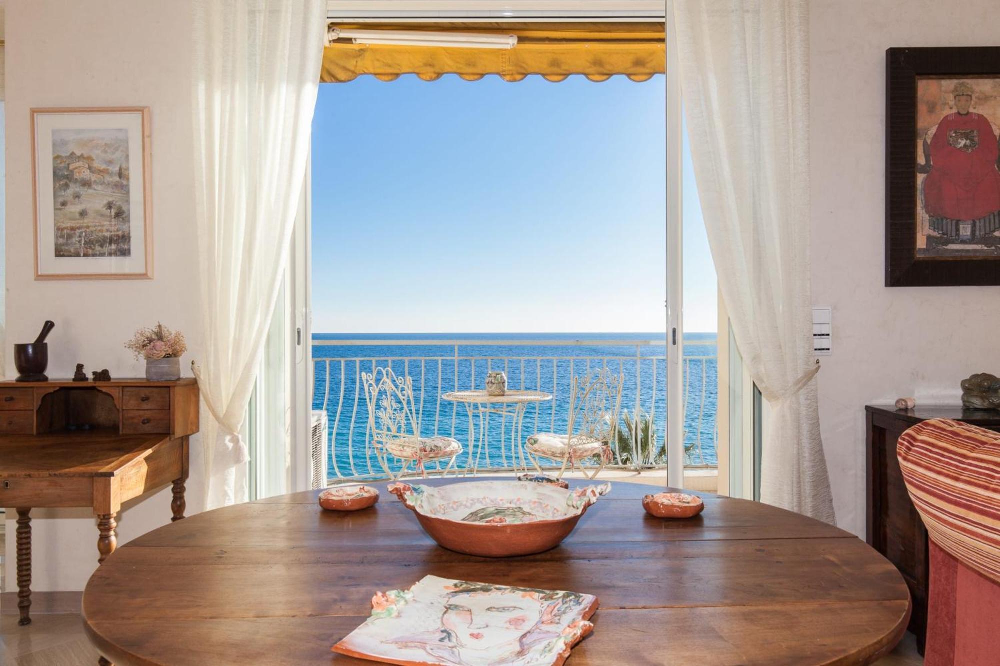 Apartment 2-br By The Beaches Magical Sea View