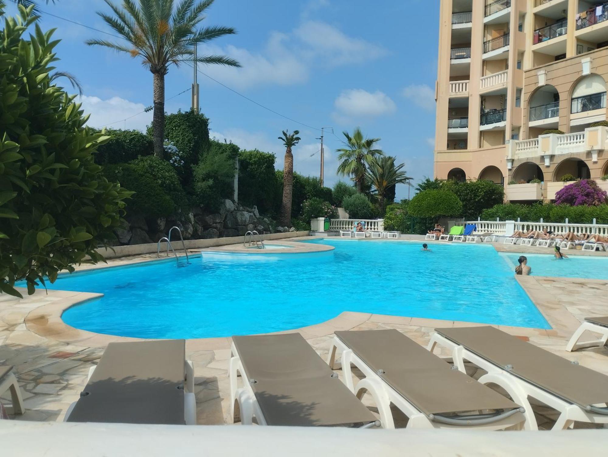 Ciel Bleu De - Vue Azur Avec Piscines Et Jardin *
