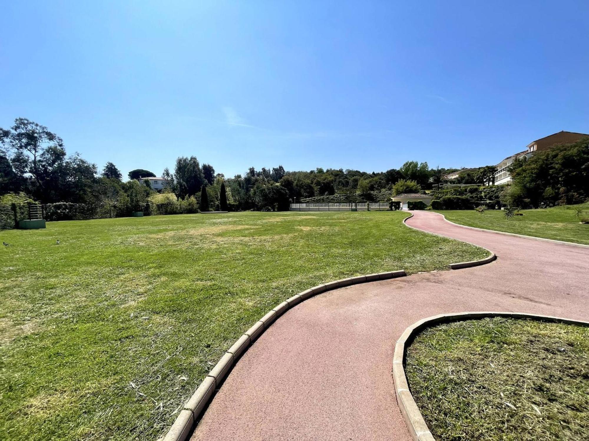 - 2 Pieces Avec Parc Et Piscine * Cannes