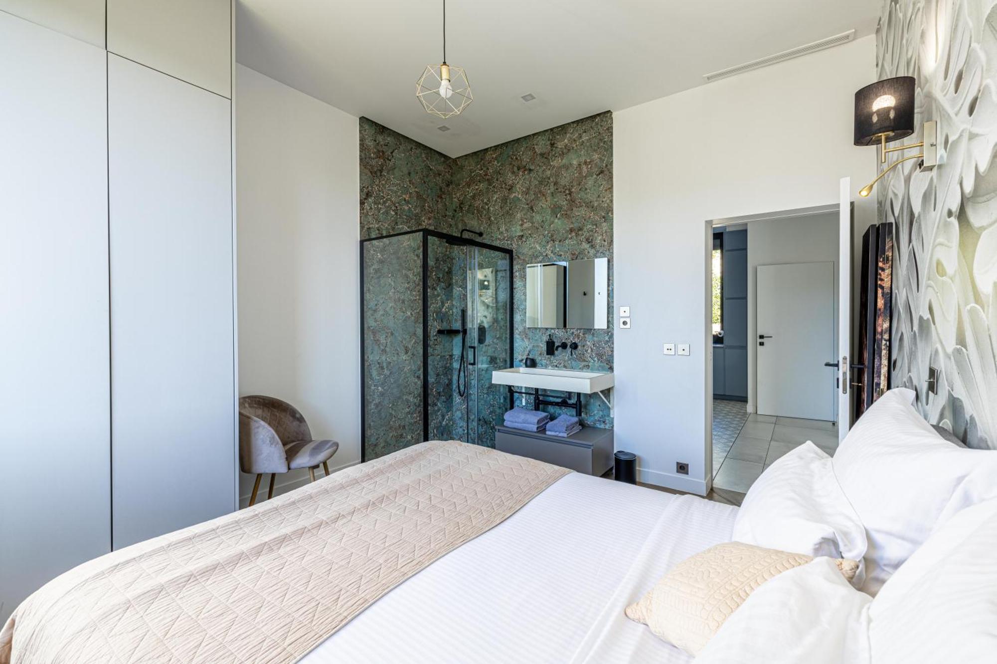 Villa Luxurious With Heated Pool 6br-12p -