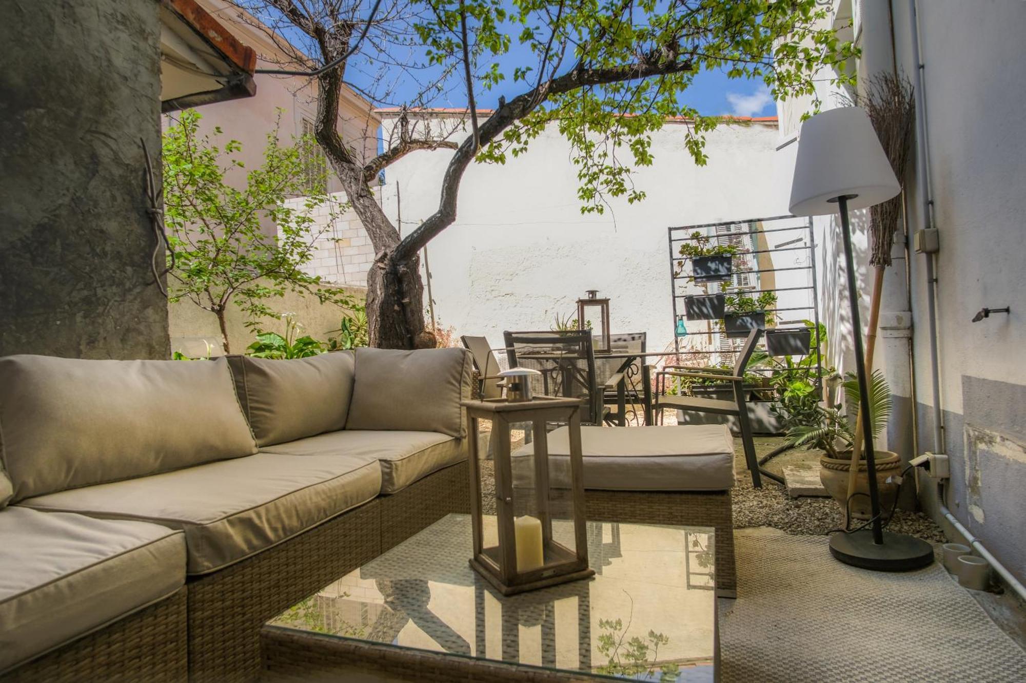 Tres Cosy Avec Cour Cannes