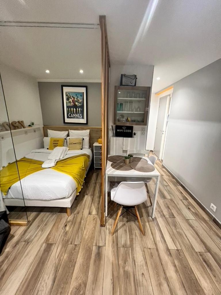 Cosy Center - Rue D'antibes - 200m Plage- Clim - Wifi - Unique Apartment *