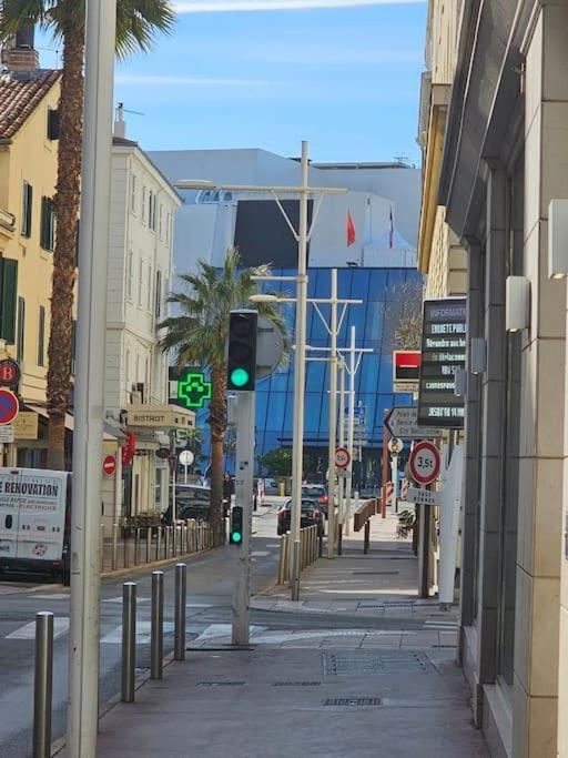 Palais Des Festivals Et Rue D'antibes Charme Mansardes