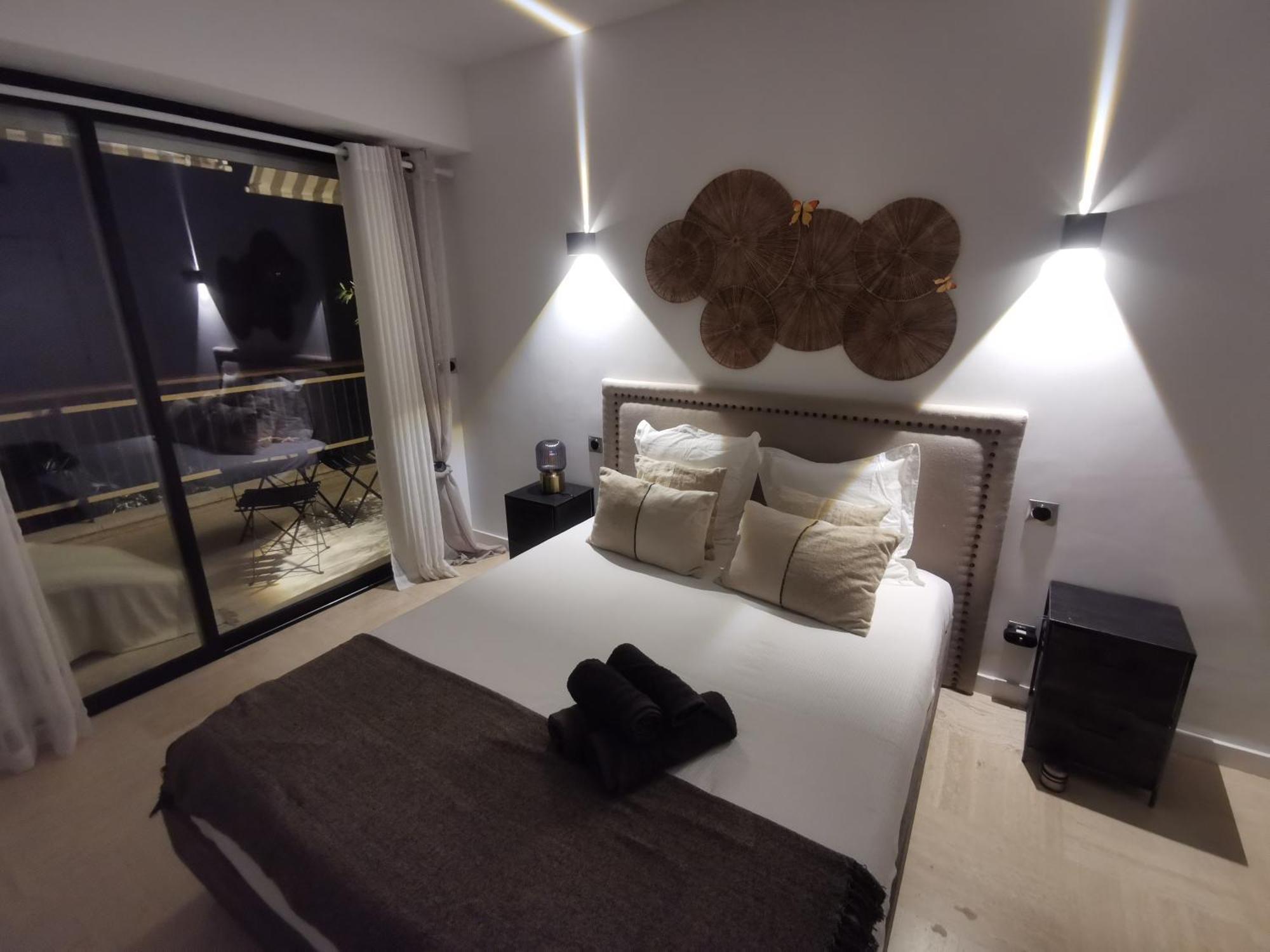 2 Bedrooms Seafront Apartment *