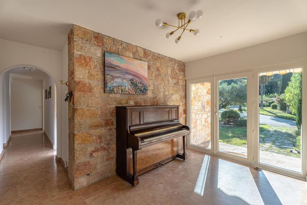 Dream 300m2 & Stunning 4000m2 Private Garden Villa