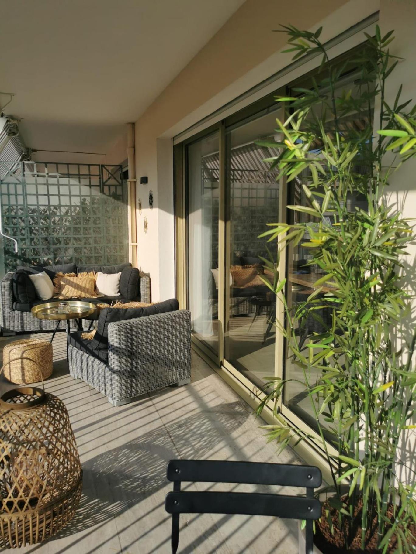 2 Bedrooms Seafront