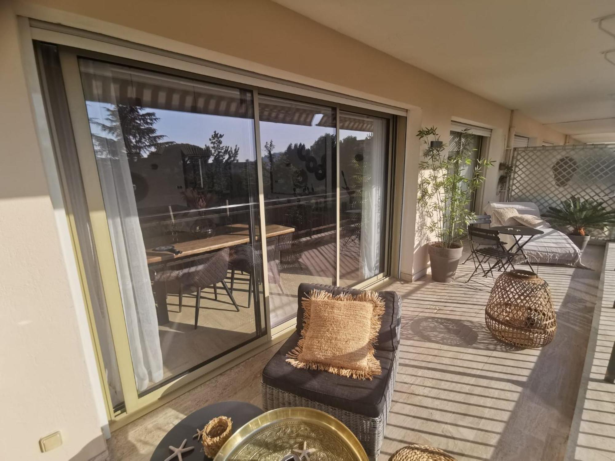 2 Bedrooms Seafront Apartment Cannes